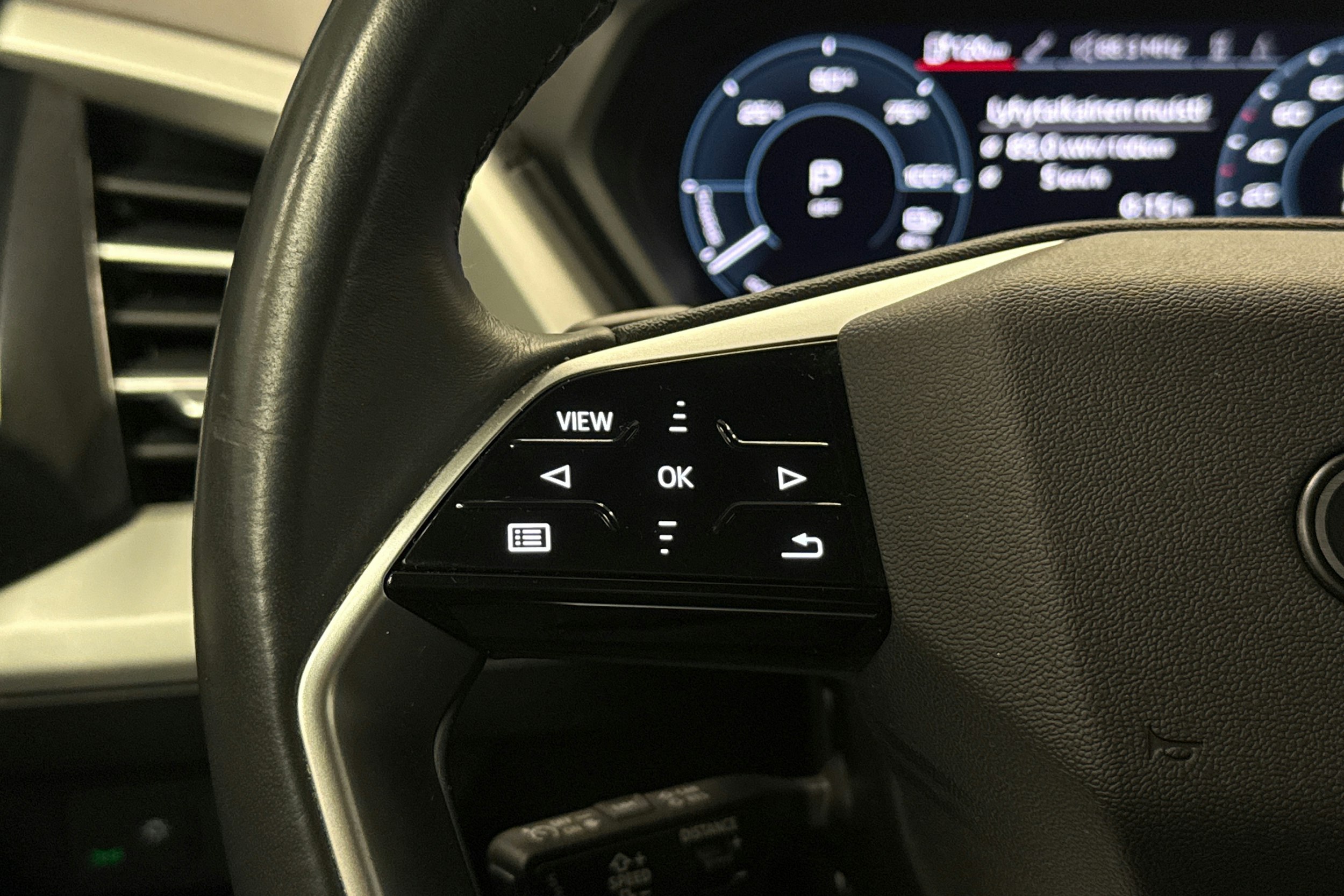 musta Audi Q4 e-tron 2022 kuva 16.