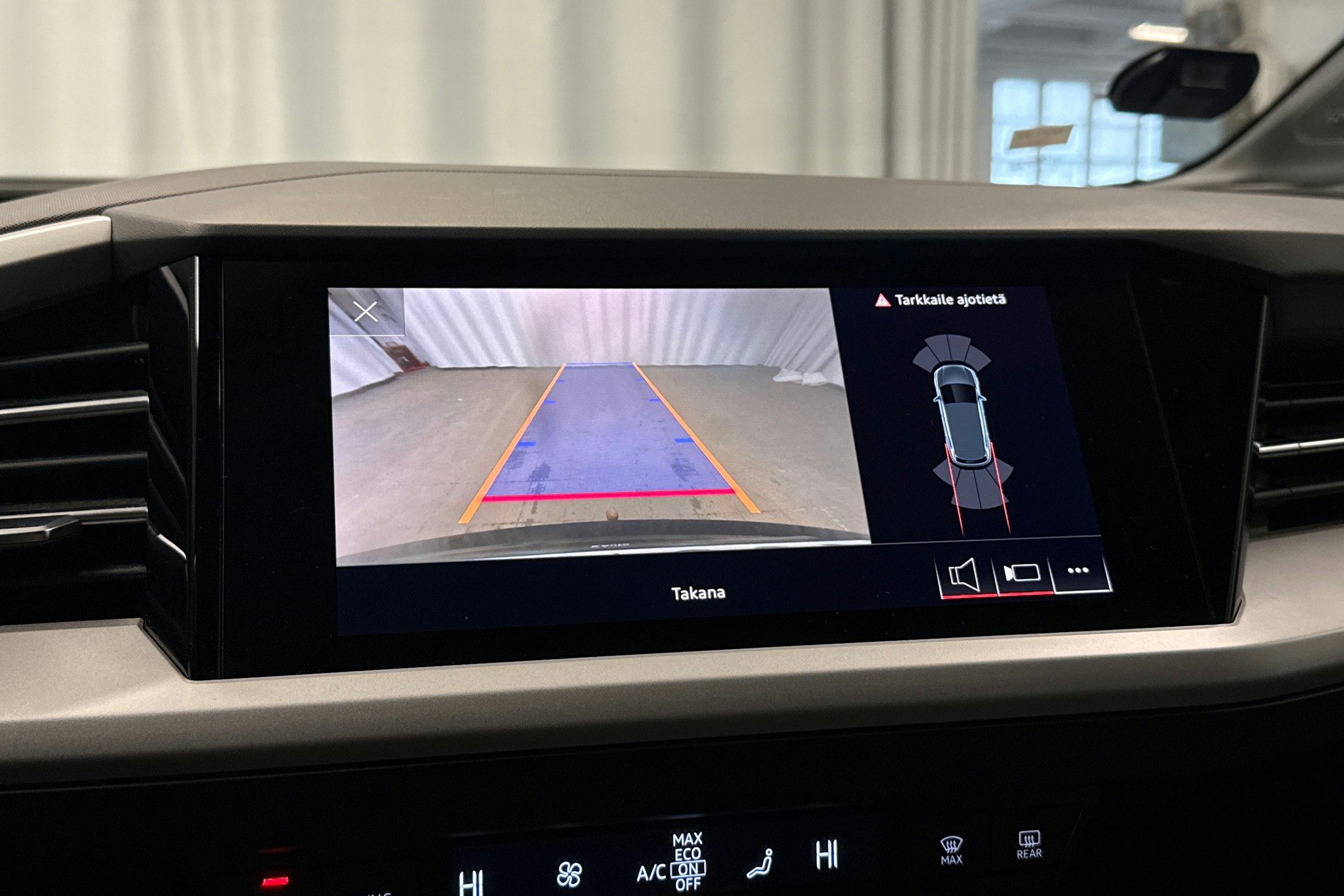 musta Audi Q4 e-tron 2022 kuva 21.