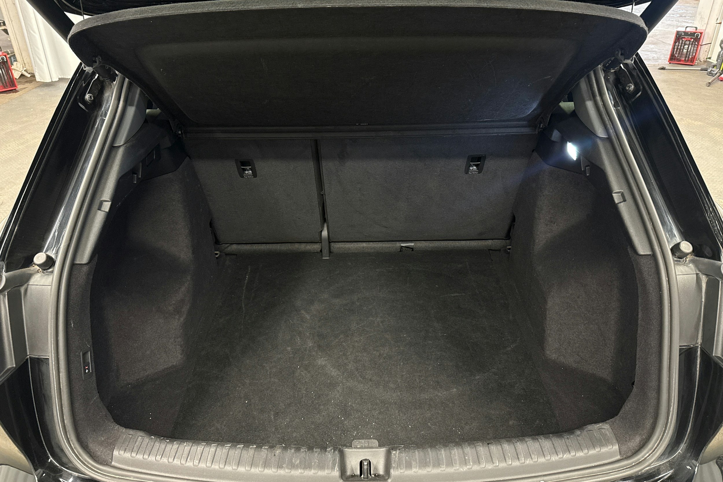 musta Audi Q4 e-tron 2022 kuva 27.