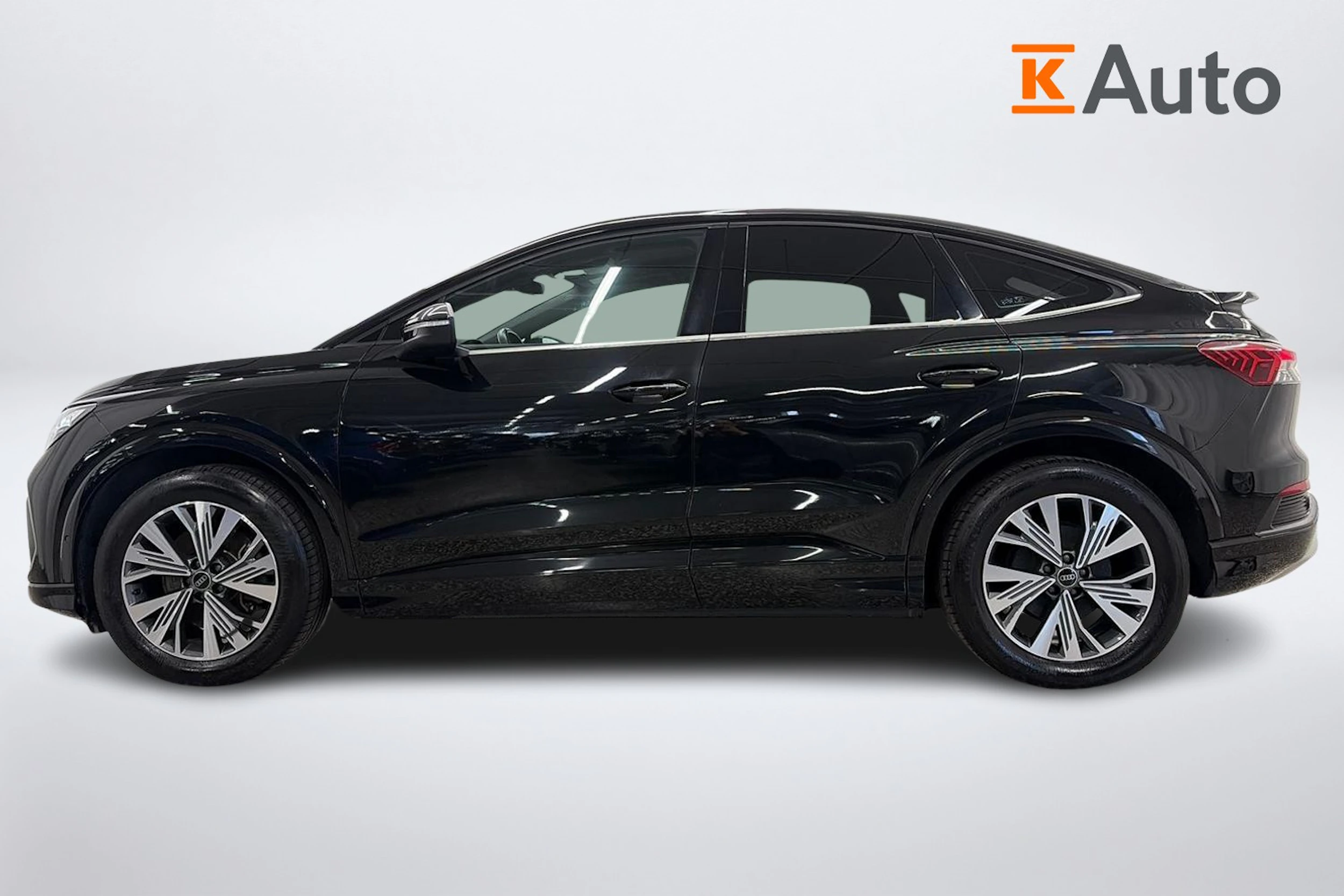 met. musta Audi Q4 e-tron 2022 kuva 7.