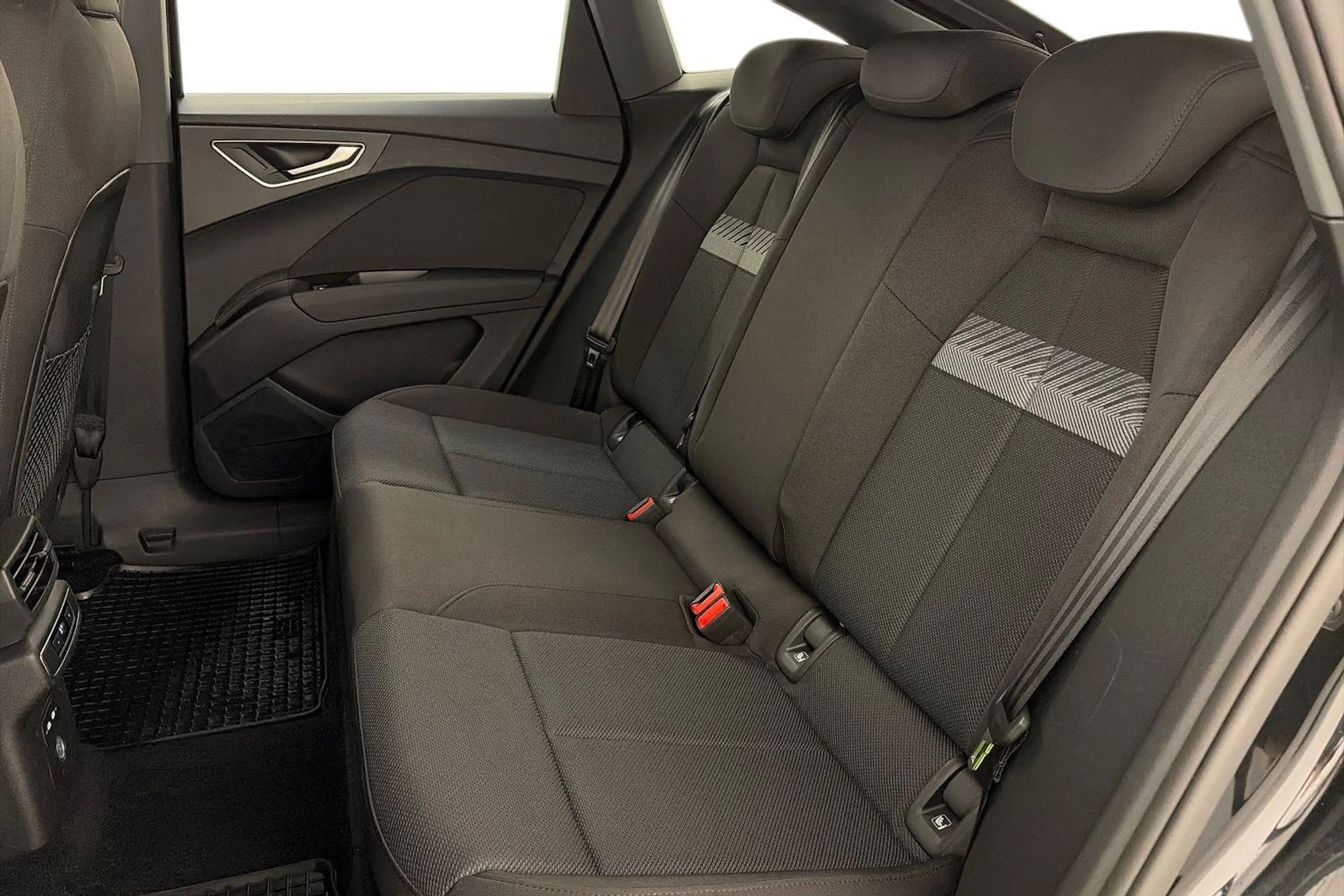 met. musta Audi Q4 e-tron 2022 kuva 11.