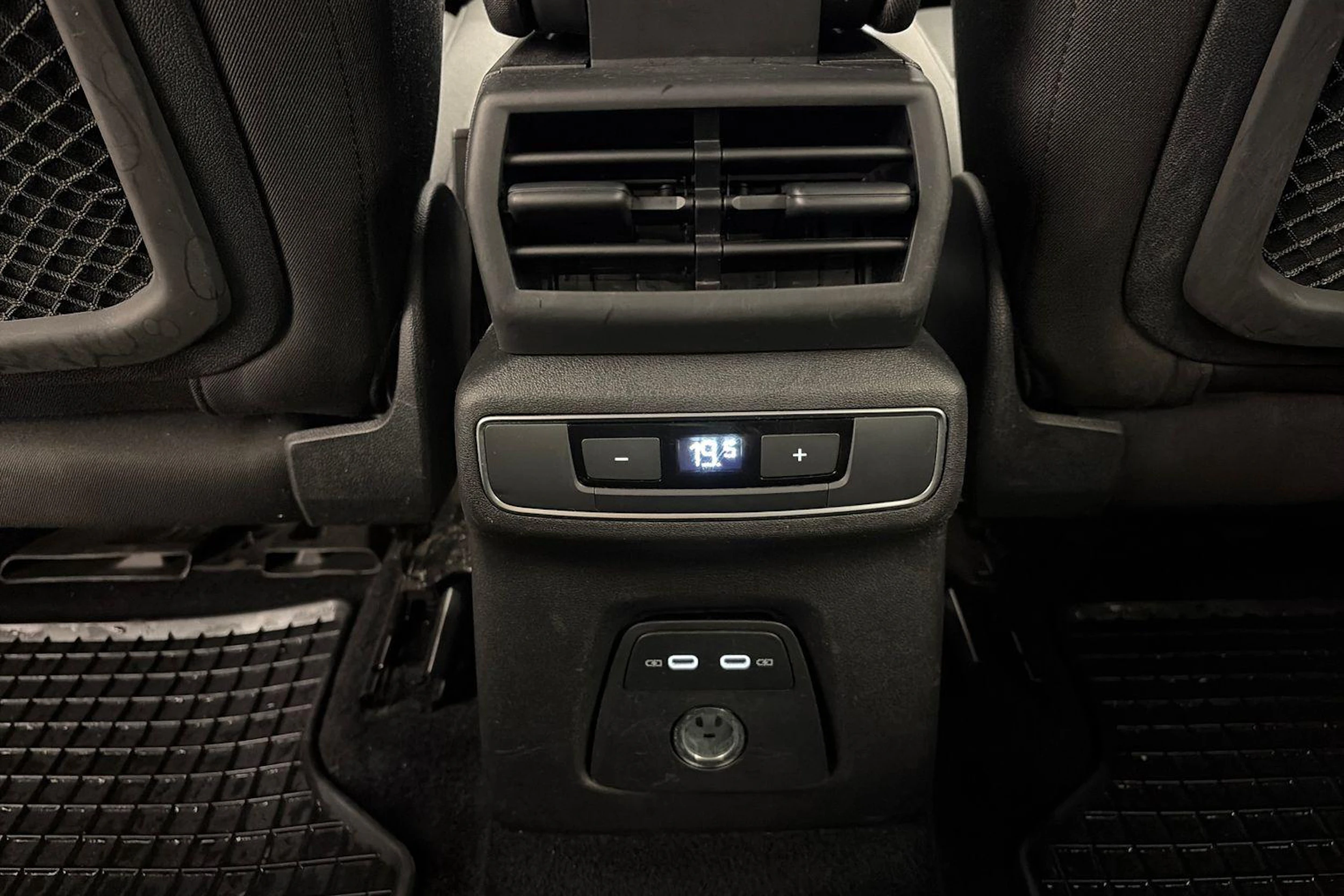 met. musta Audi Q4 e-tron 2022 kuva 12.