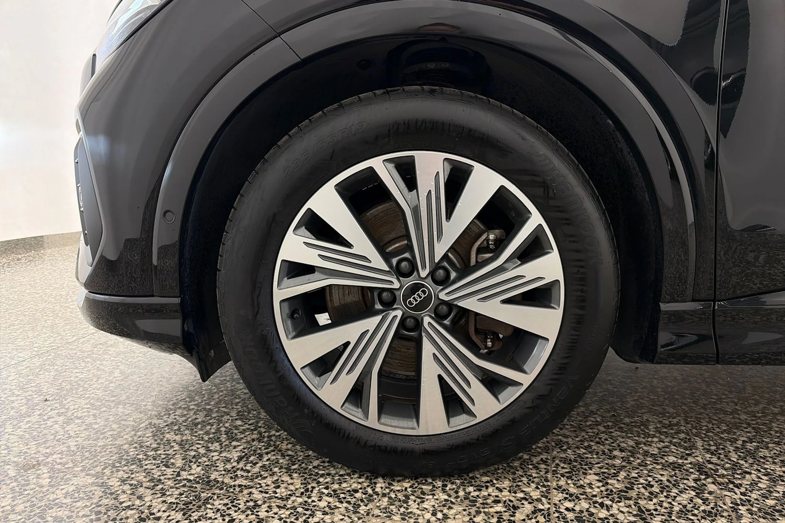 met. musta Audi Q4 e-tron 2022 kuva 13.