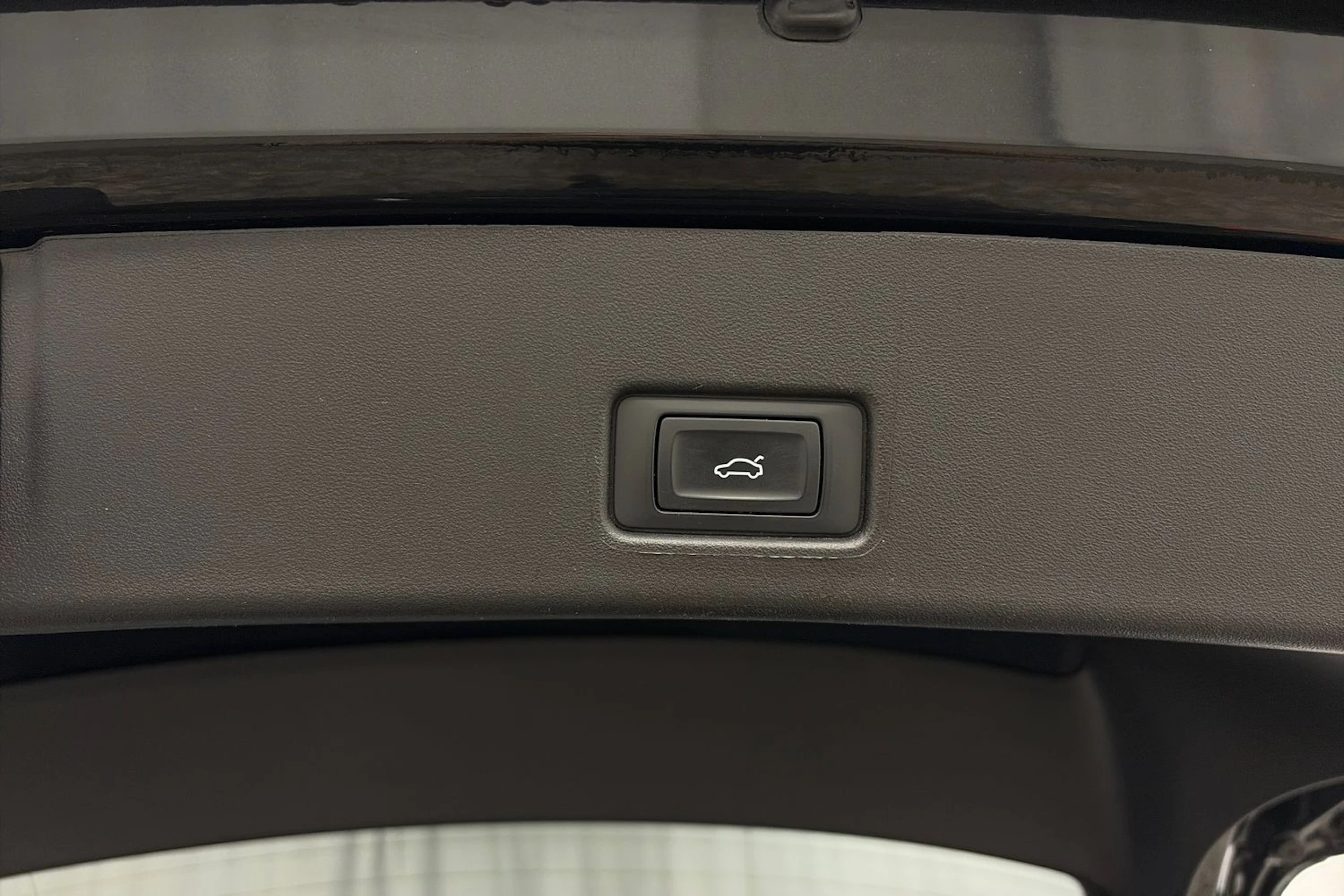 met. musta Audi Q4 e-tron 2022 kuva 17.