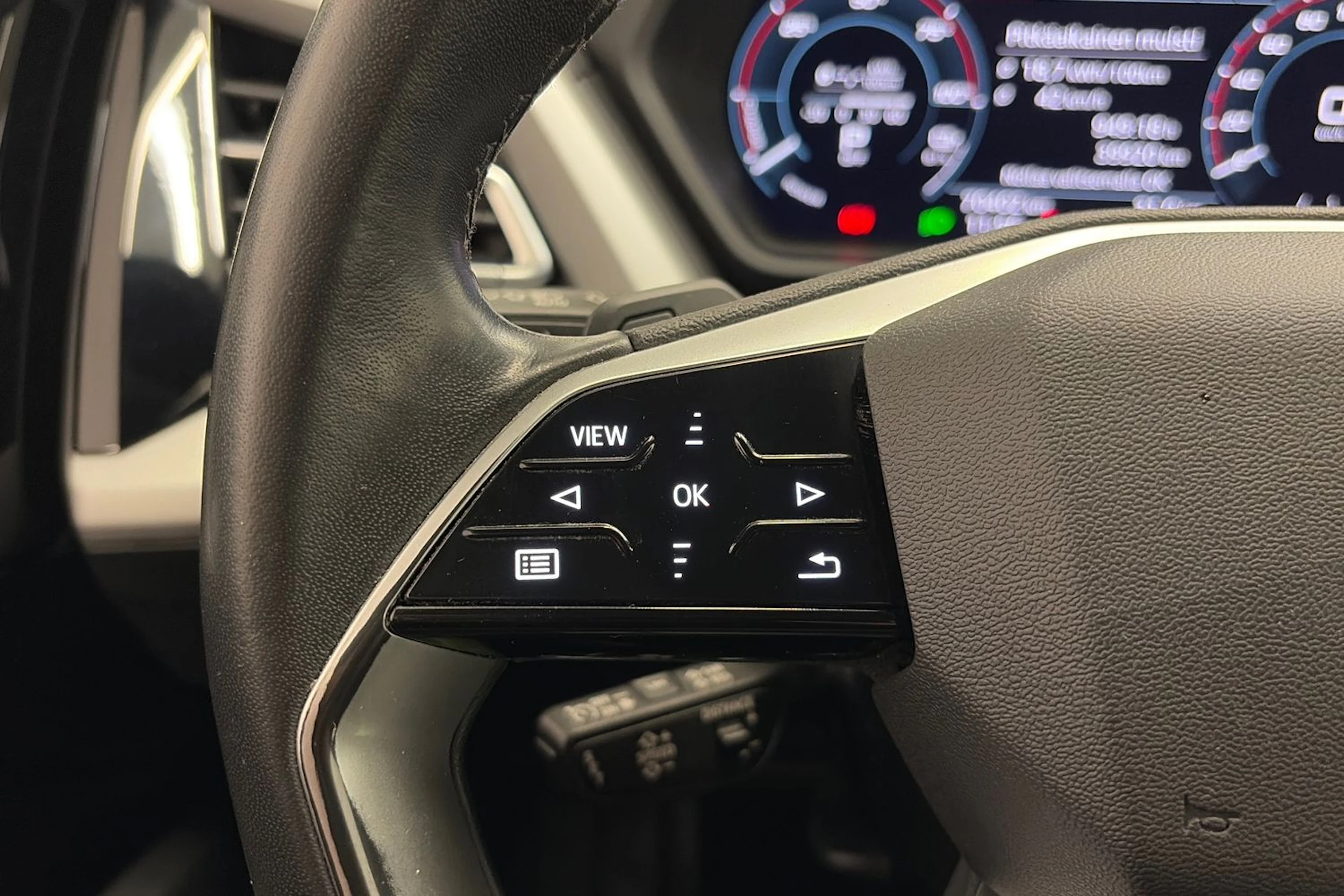 met. musta Audi Q4 e-tron 2022 kuva 21.