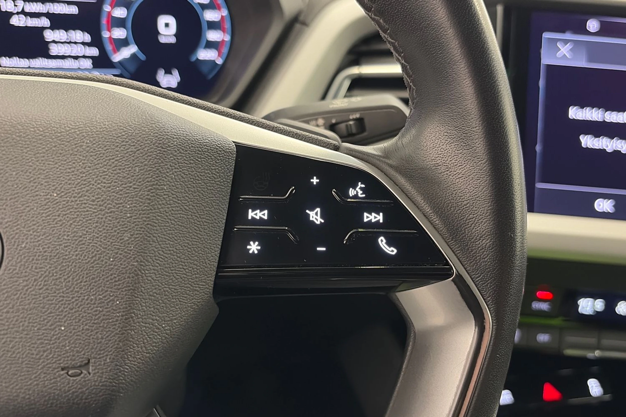met. musta Audi Q4 e-tron 2022 kuva 22.