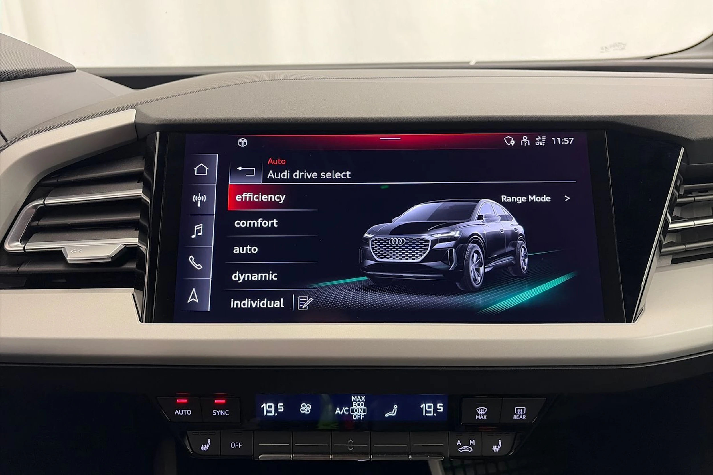 met. musta Audi Q4 e-tron 2022 kuva 27.