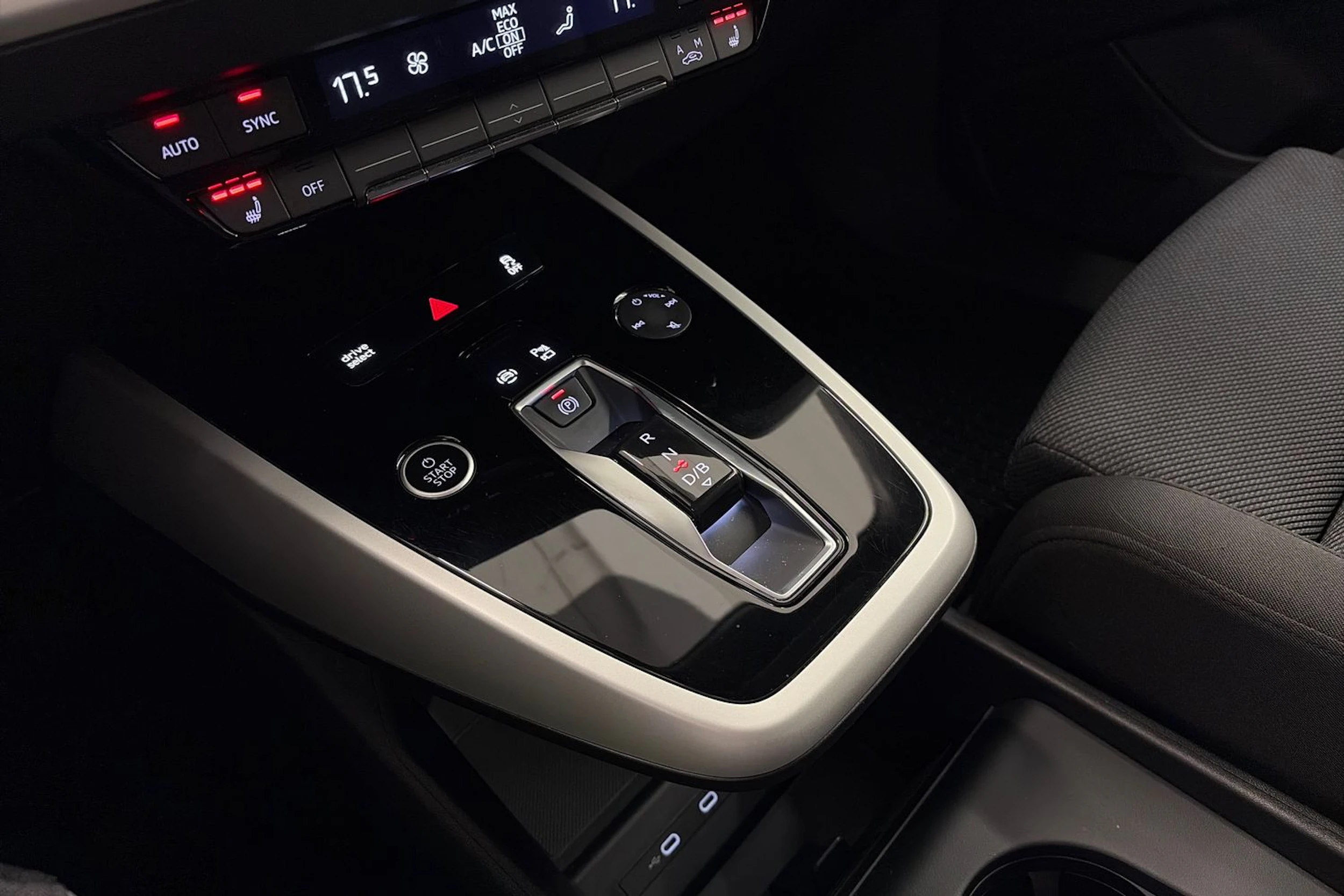 met. musta Audi Q4 e-tron 2022 kuva 32.
