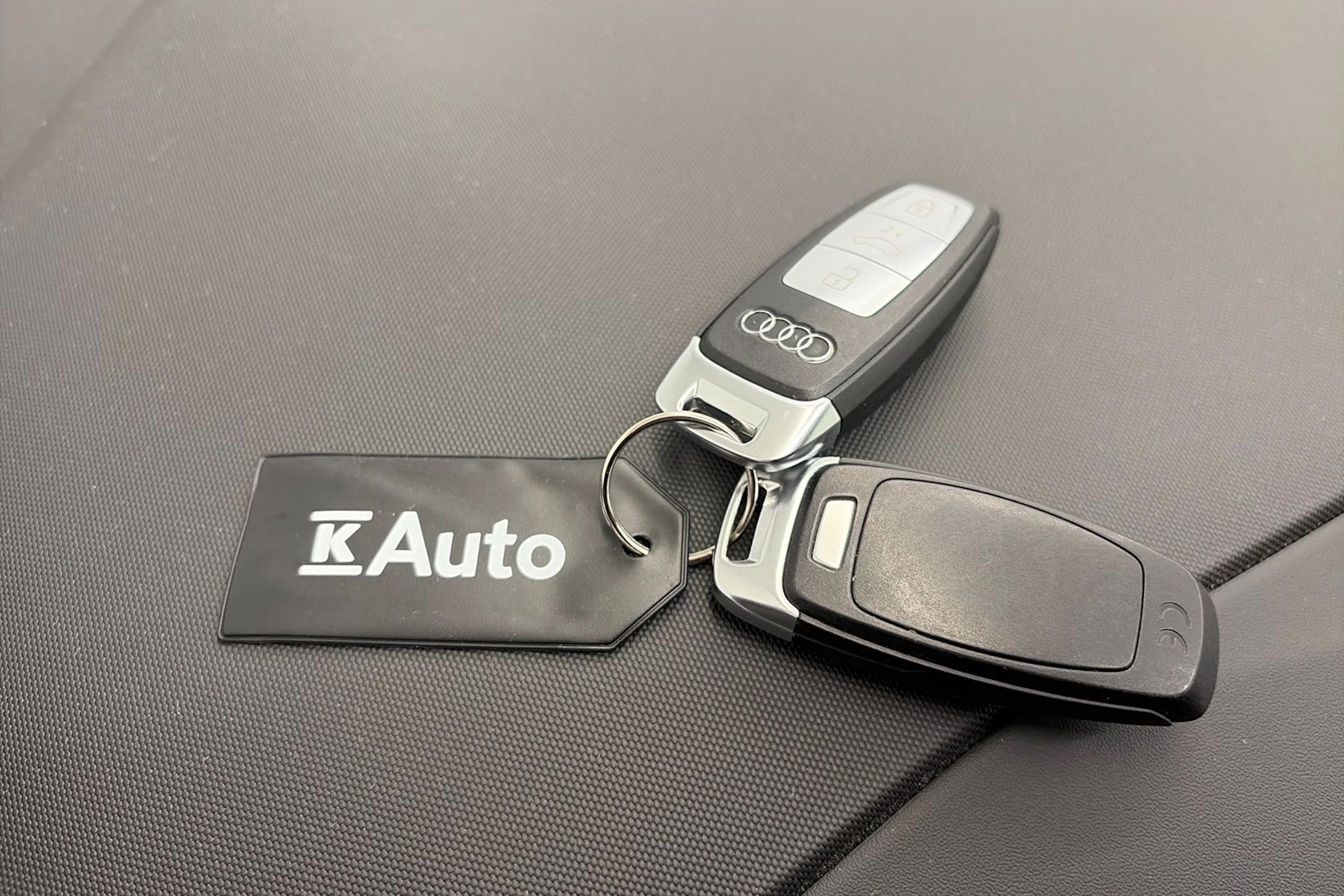 met. musta Audi Q4 e-tron 2022 kuva 33.