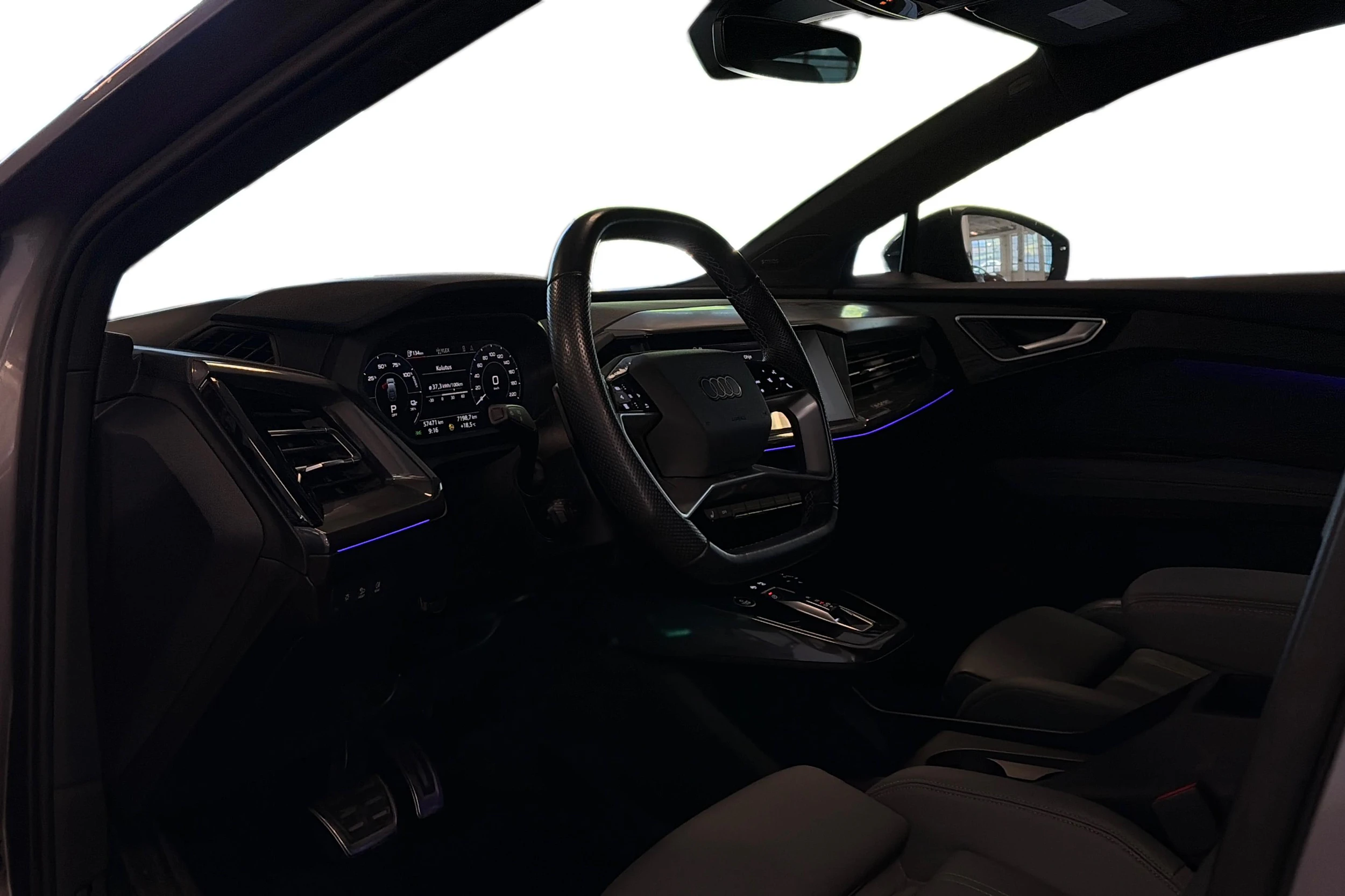 harmaa Audi Q4 e-tron 2022 kuva 3.