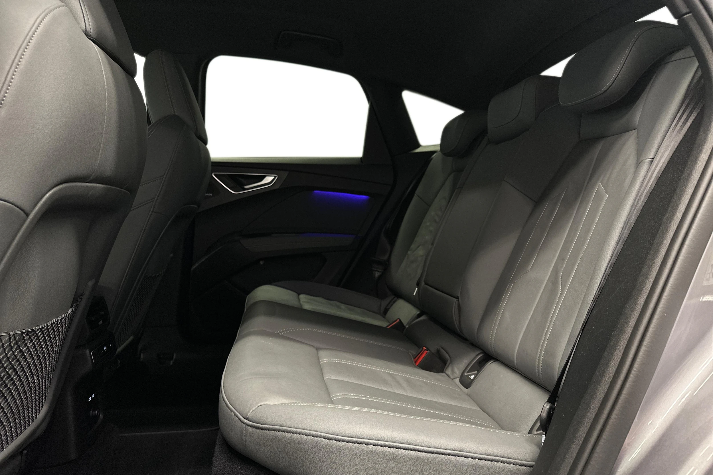harmaa Audi Q4 e-tron 2022 kuva 8.