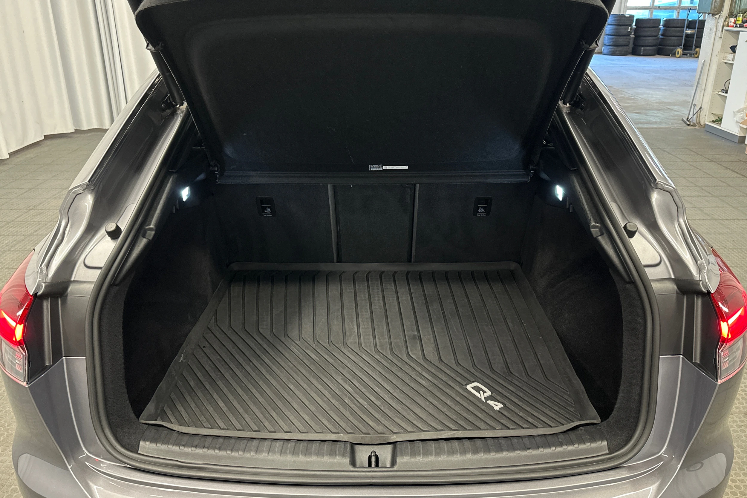 harmaa Audi Q4 e-tron 2022 kuva 11.