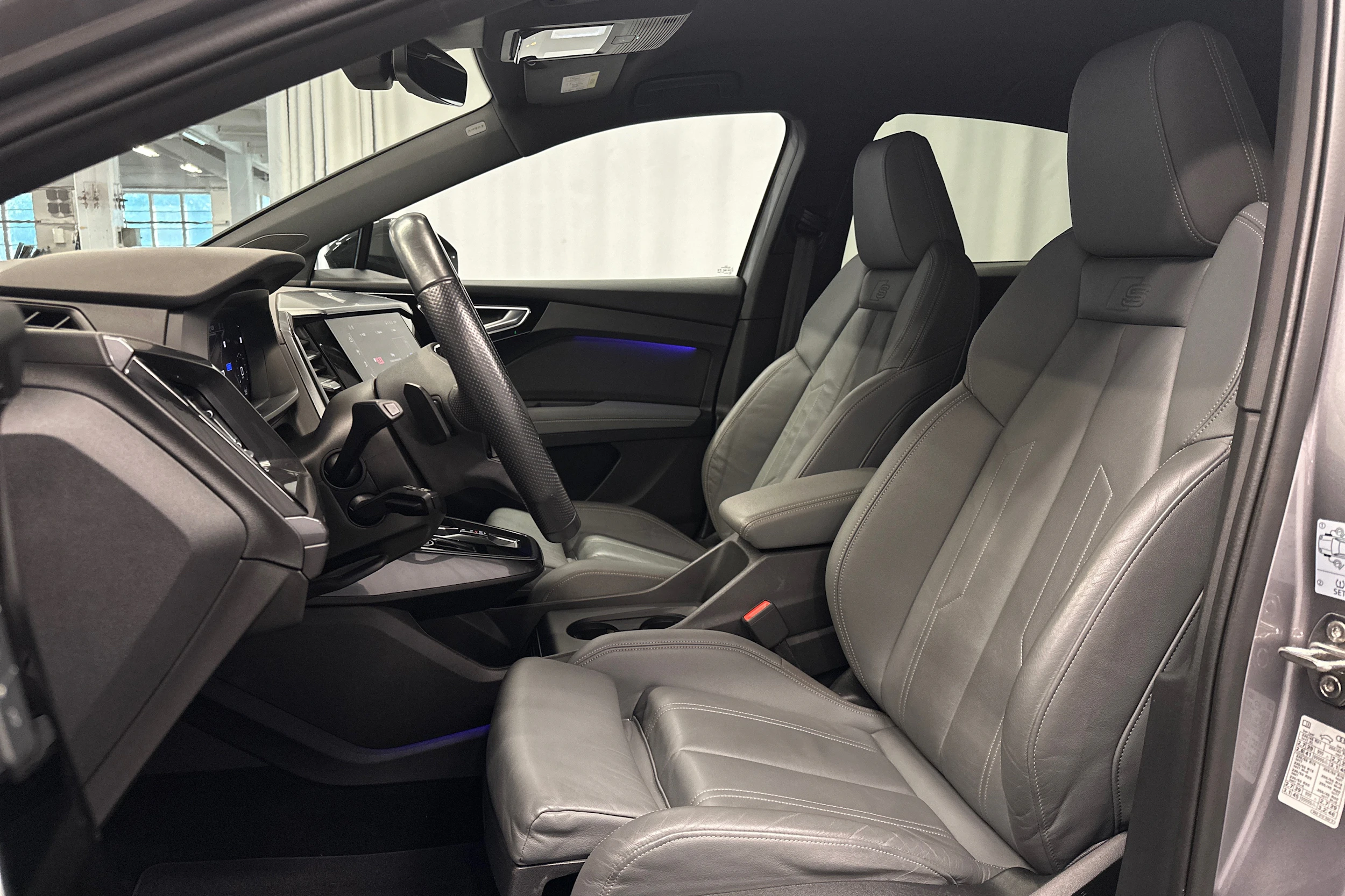 harmaa Audi Q4 e-tron 2022 kuva 14.