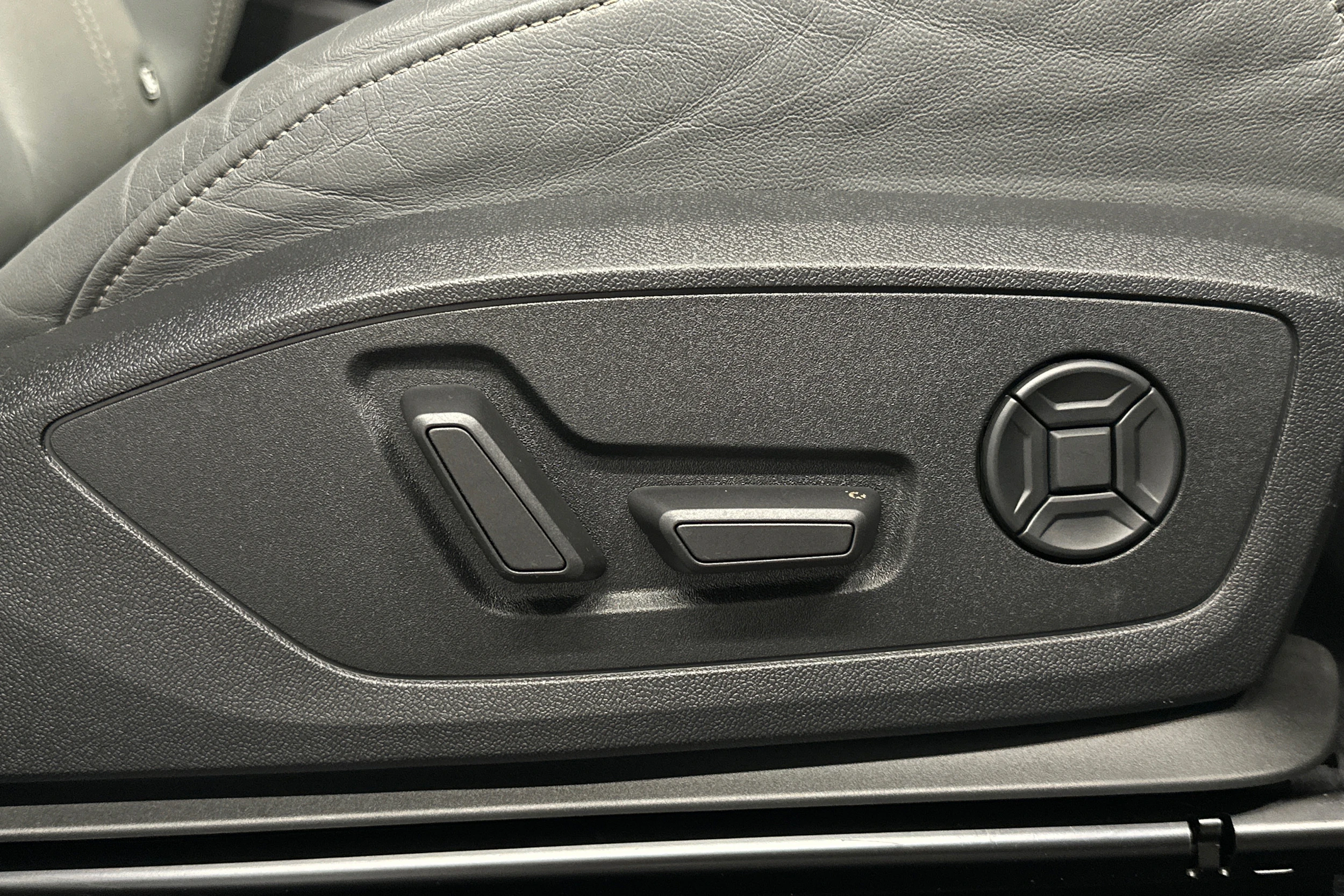 harmaa Audi Q4 e-tron 2022 kuva 17.
