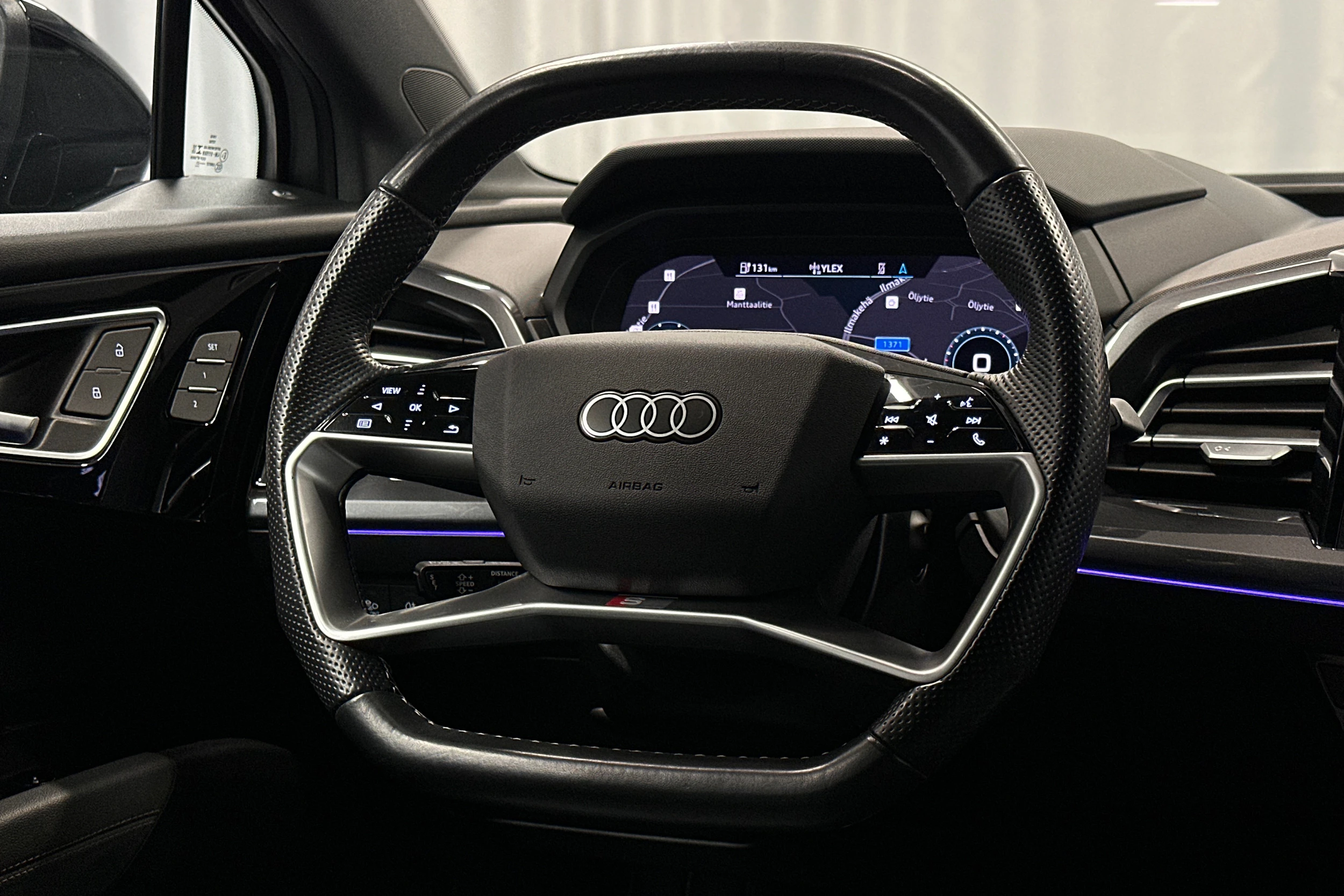 harmaa Audi Q4 e-tron 2022 kuva 18.