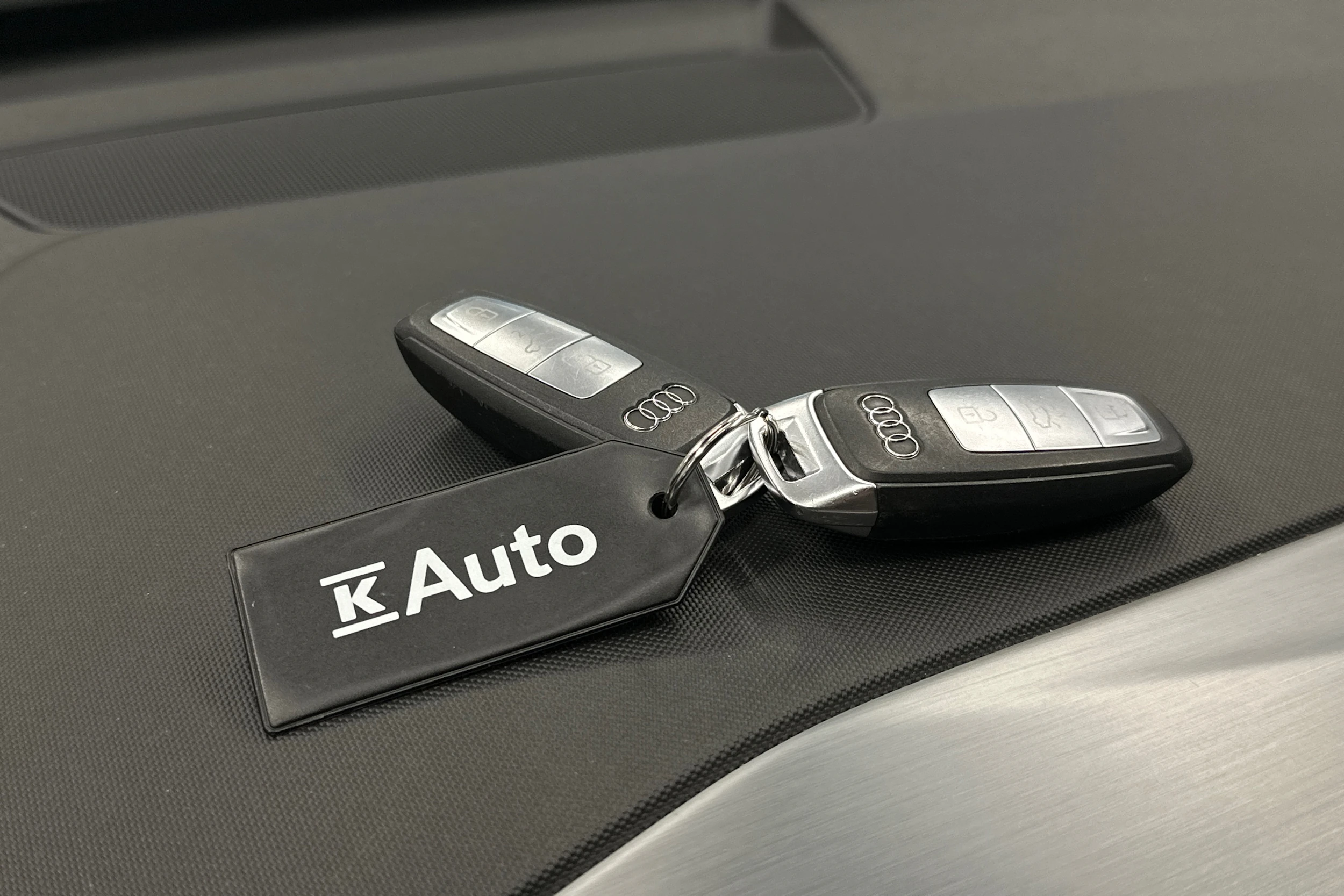 harmaa Audi Q4 e-tron 2022 kuva 36.