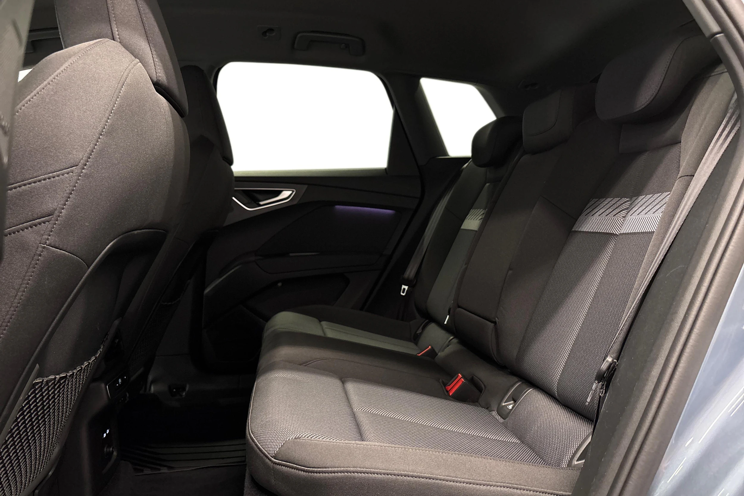 sininen Audi Q4 e-tron 2022 kuva 8.