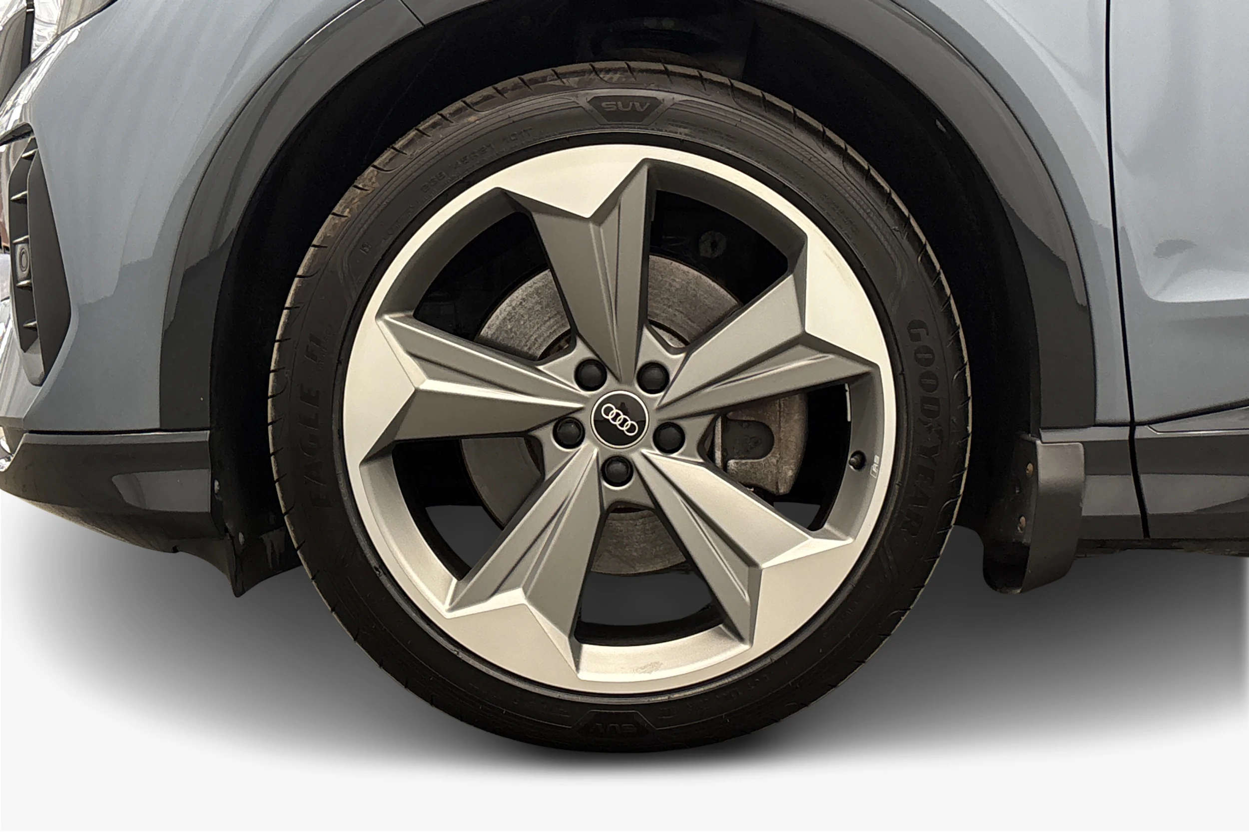 sininen Audi Q4 e-tron 2022 kuva 9.