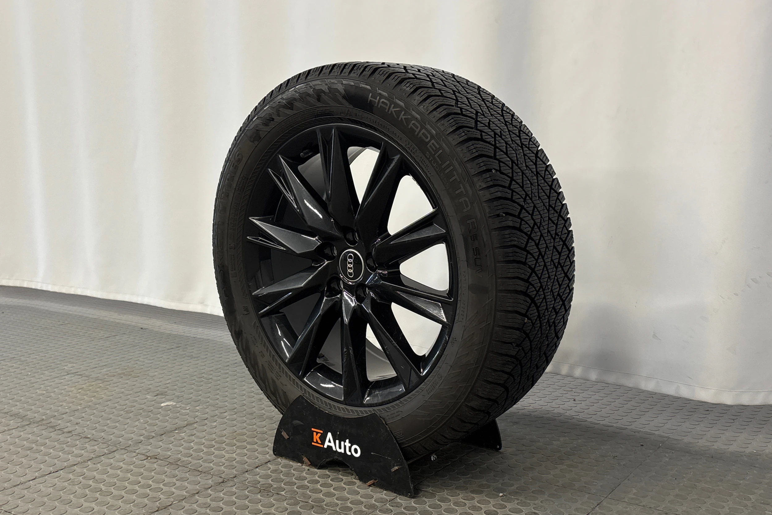 sininen Audi Q4 e-tron 2022 kuva 10.