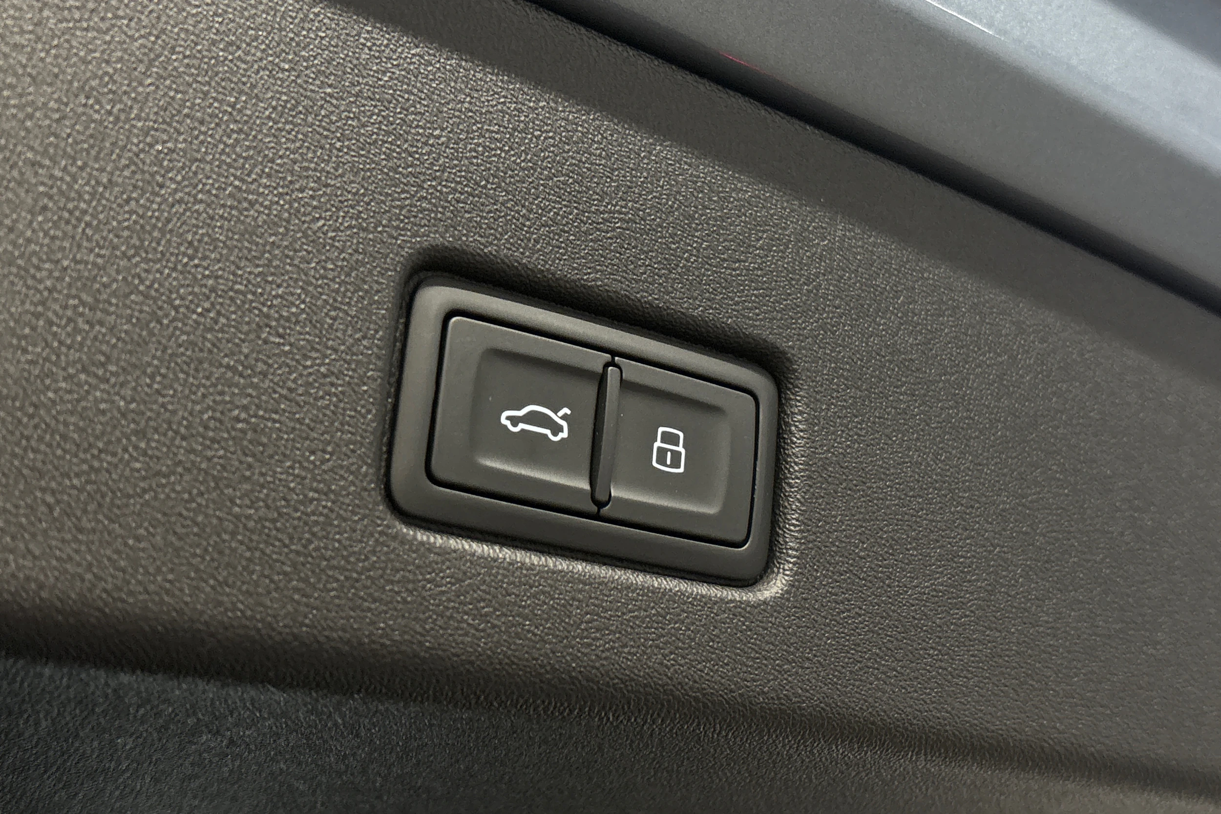 sininen Audi Q4 e-tron 2022 kuva 12.