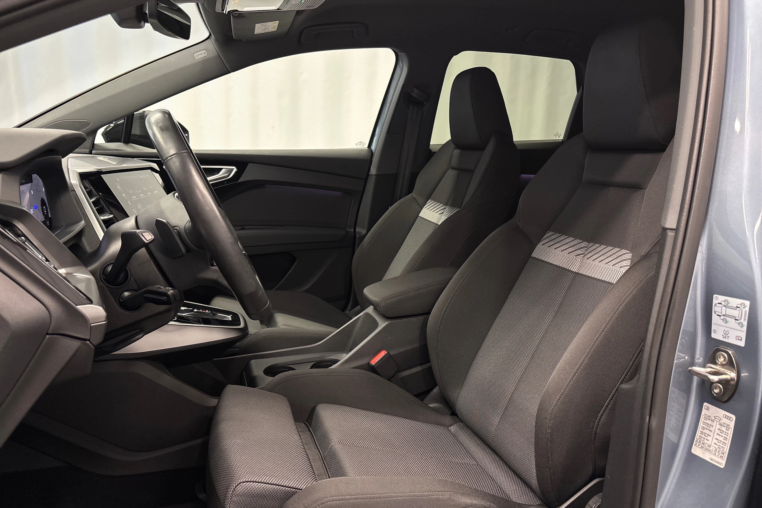 sininen Audi Q4 e-tron 2022 kuva 14.
