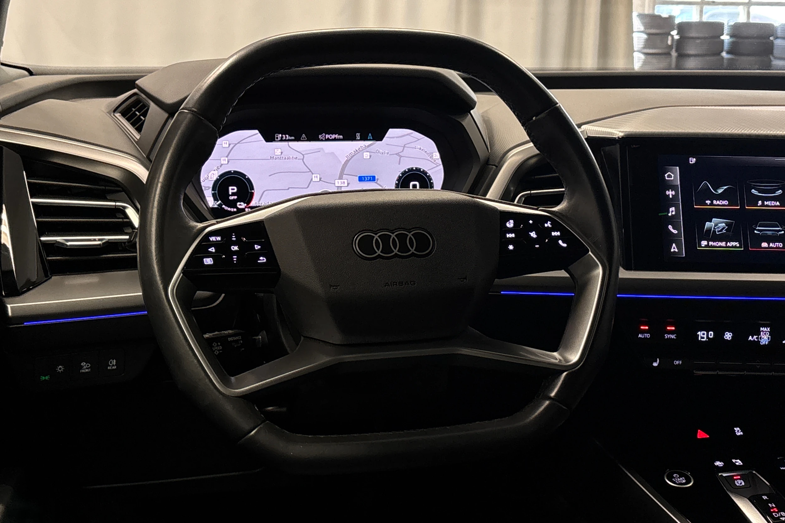 sininen Audi Q4 e-tron 2022 kuva 15.