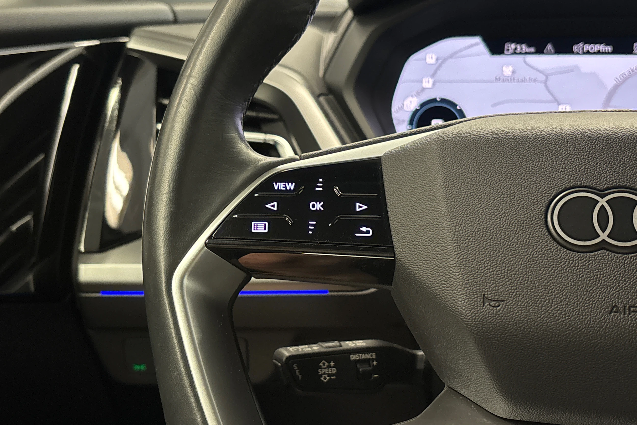 sininen Audi Q4 e-tron 2022 kuva 16.