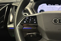sininen Audi Q4 e-tron 2022 kuva 16.