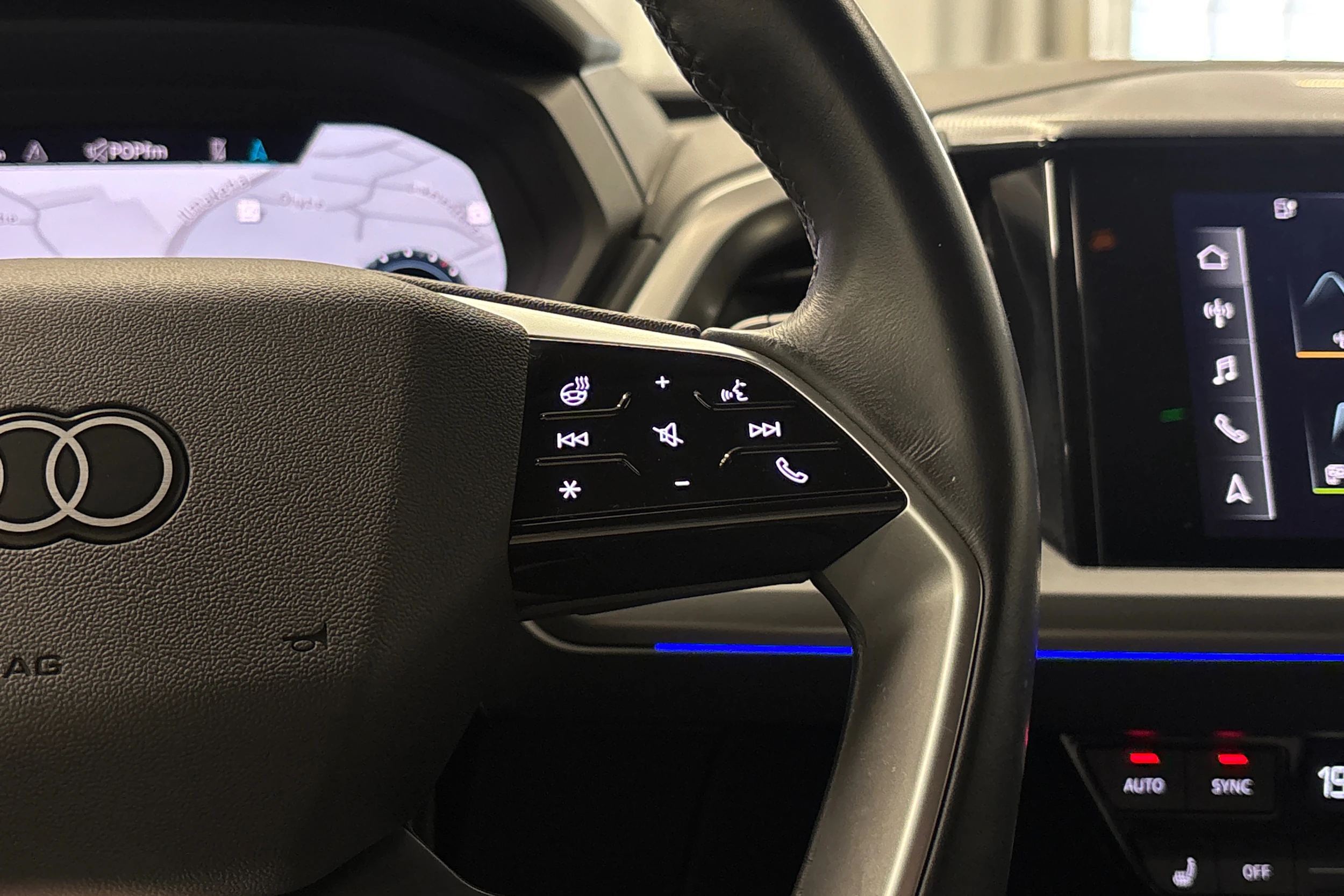 sininen Audi Q4 e-tron 2022 kuva 17.