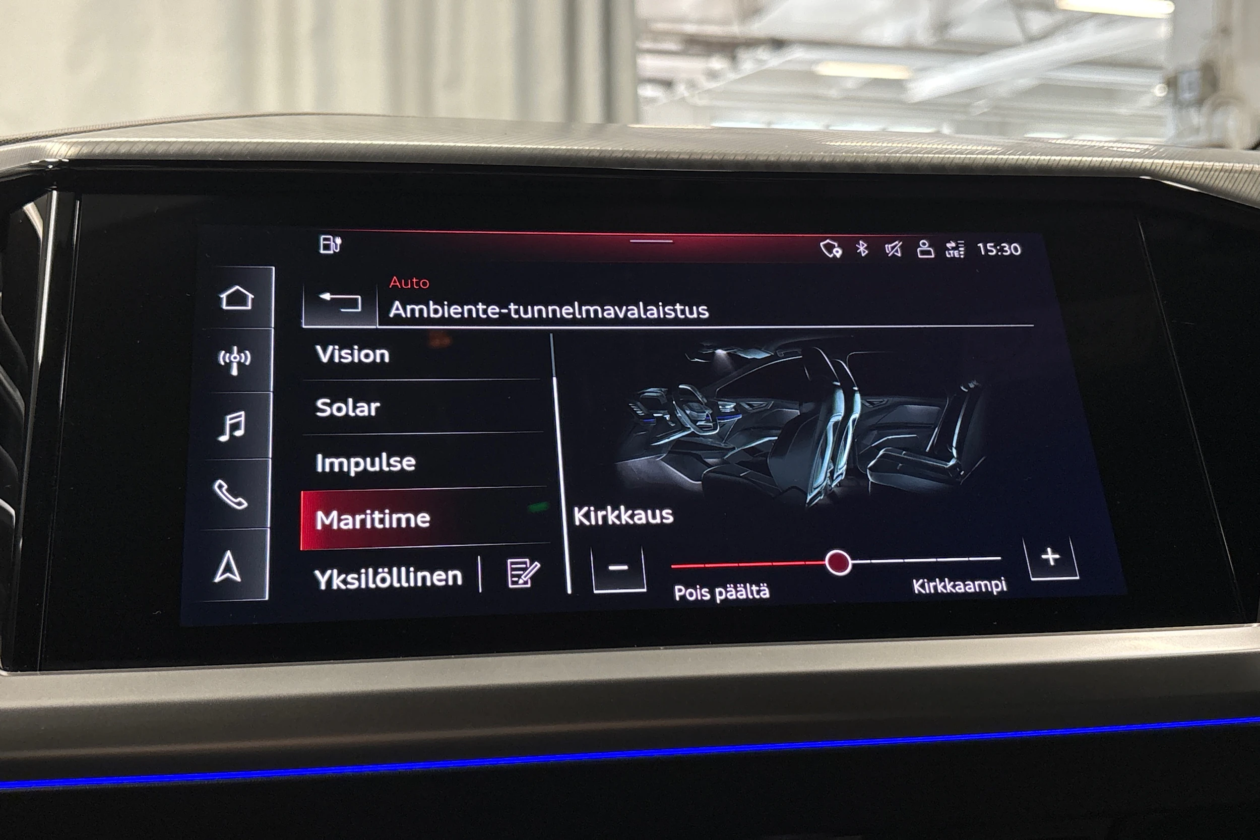 sininen Audi Q4 e-tron 2022 kuva 23.