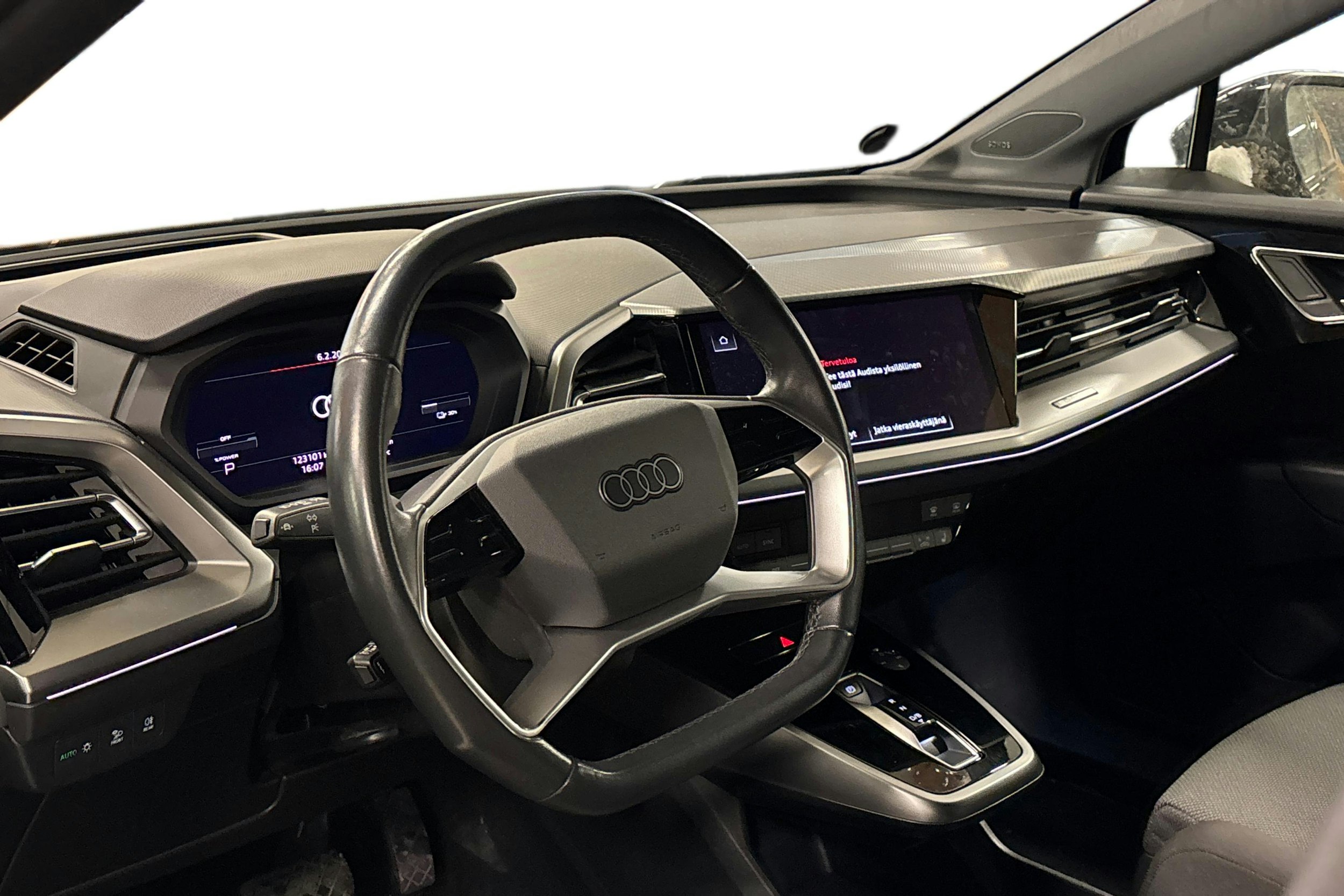musta Audi Q4 e-tron 2022 kuva 3.