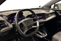 musta Audi Q4 e-tron 2022 kuva 3.