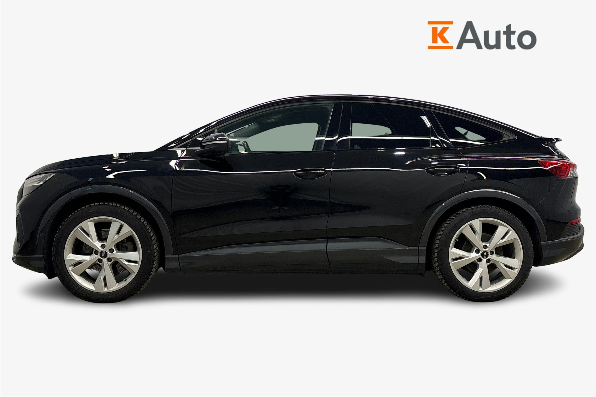 musta Audi Q4 e-tron 2022 kuva 5.