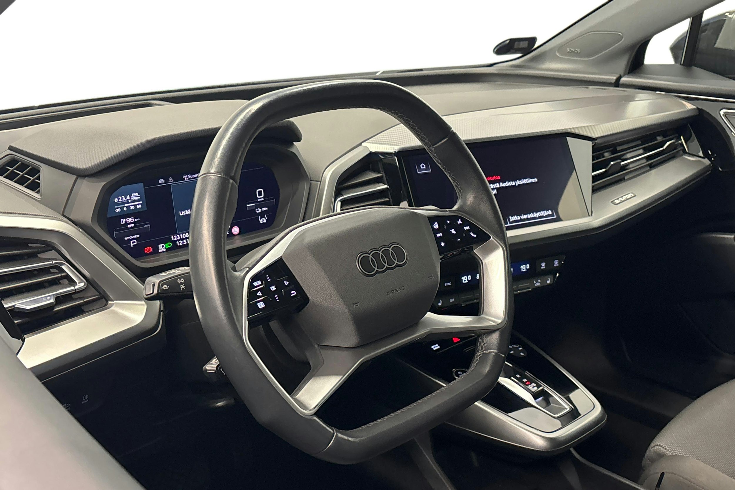 musta Audi Q4 e-tron 2022 kuva 6.