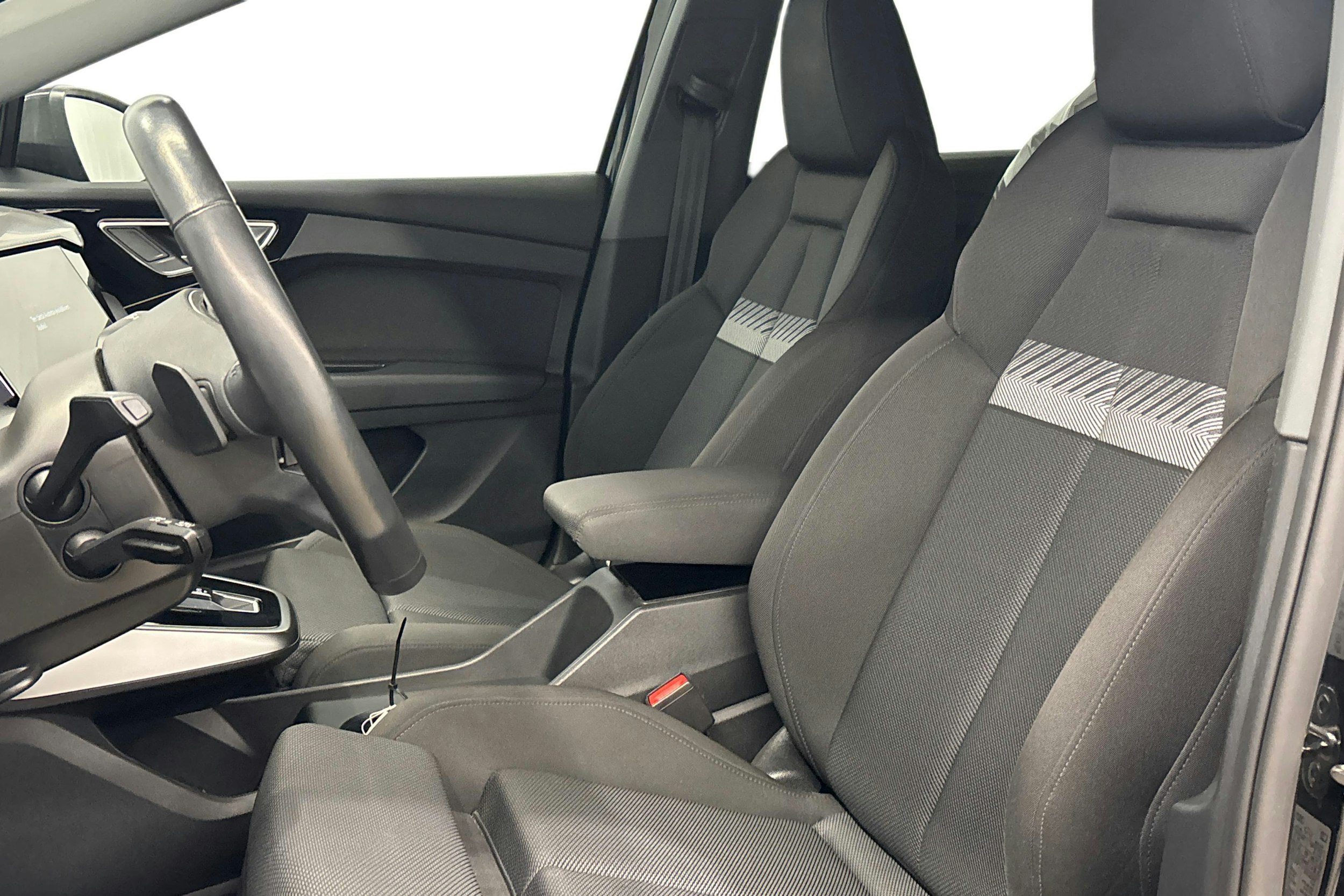 musta Audi Q4 e-tron 2022 kuva 7.