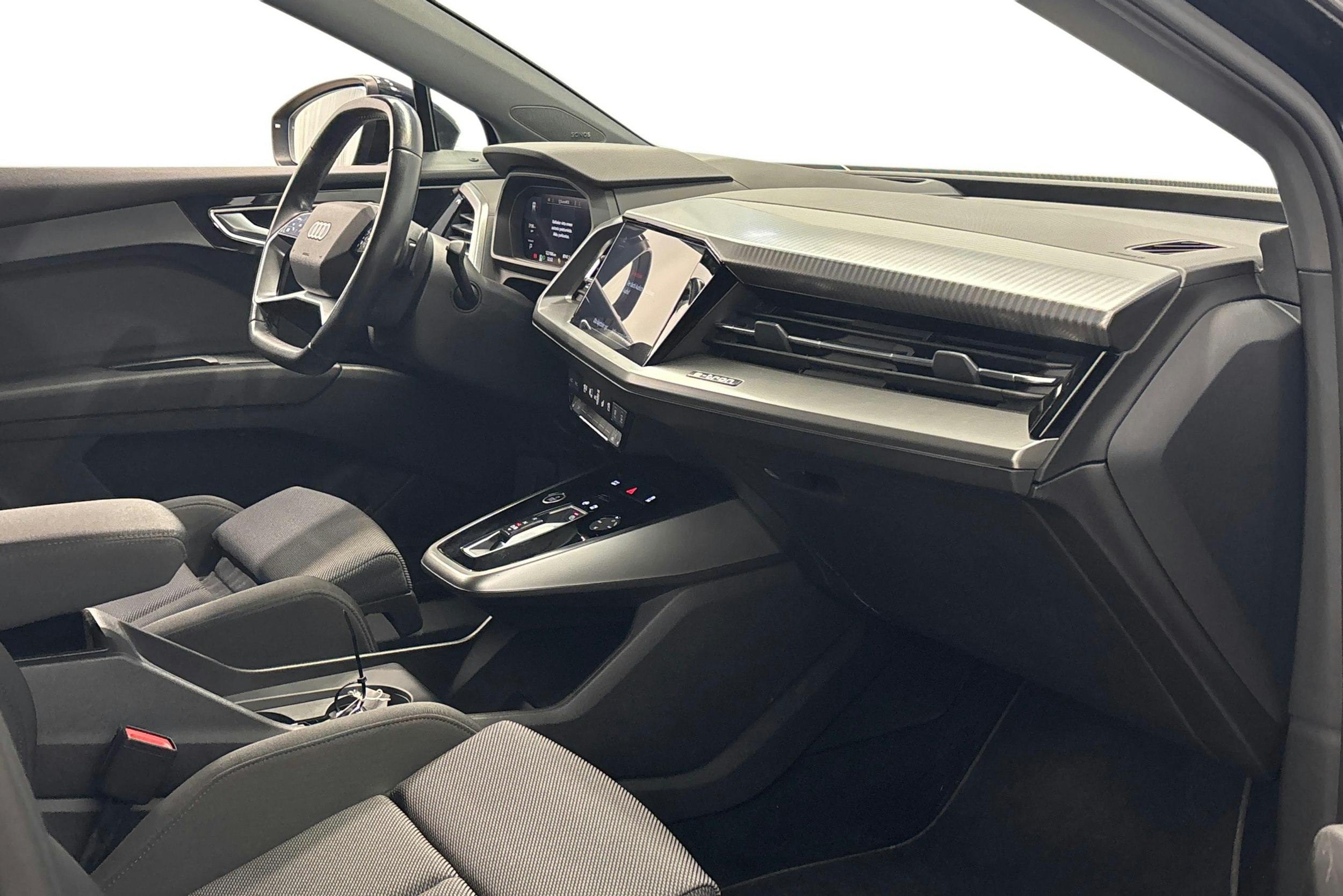 musta Audi Q4 e-tron 2022 kuva 8.