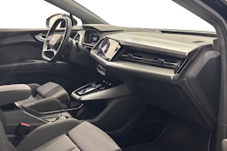 musta Audi Q4 e-tron 2022 kuva 8.