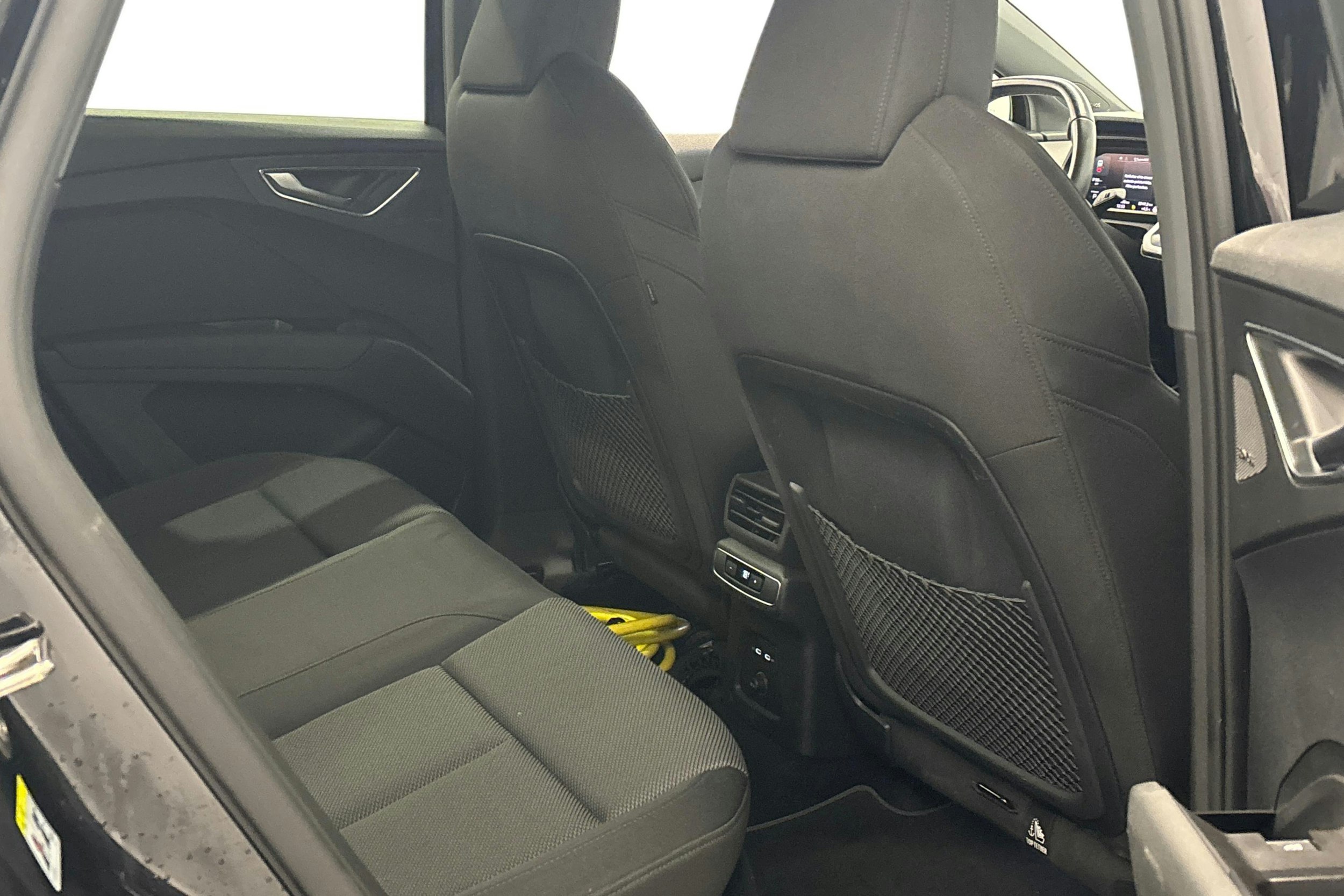 musta Audi Q4 e-tron 2022 kuva 9.