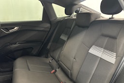 musta Audi Q4 e-tron 2022 kuva 10.