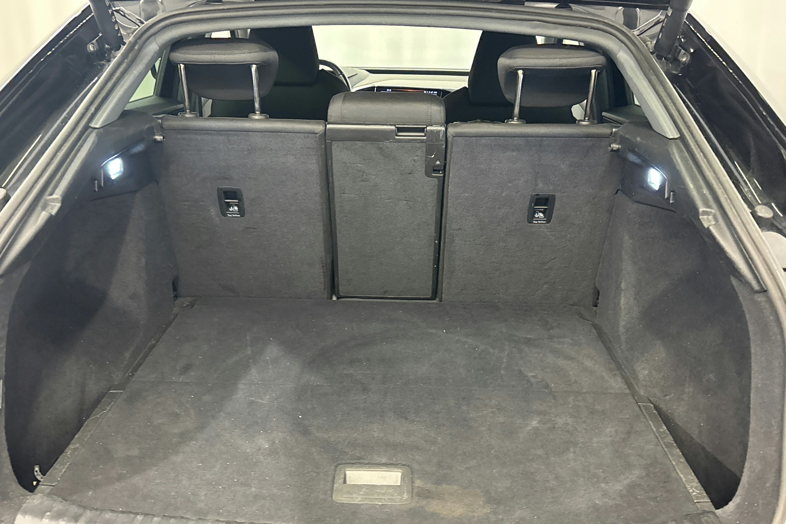 musta Audi Q4 e-tron 2022 kuva 11.