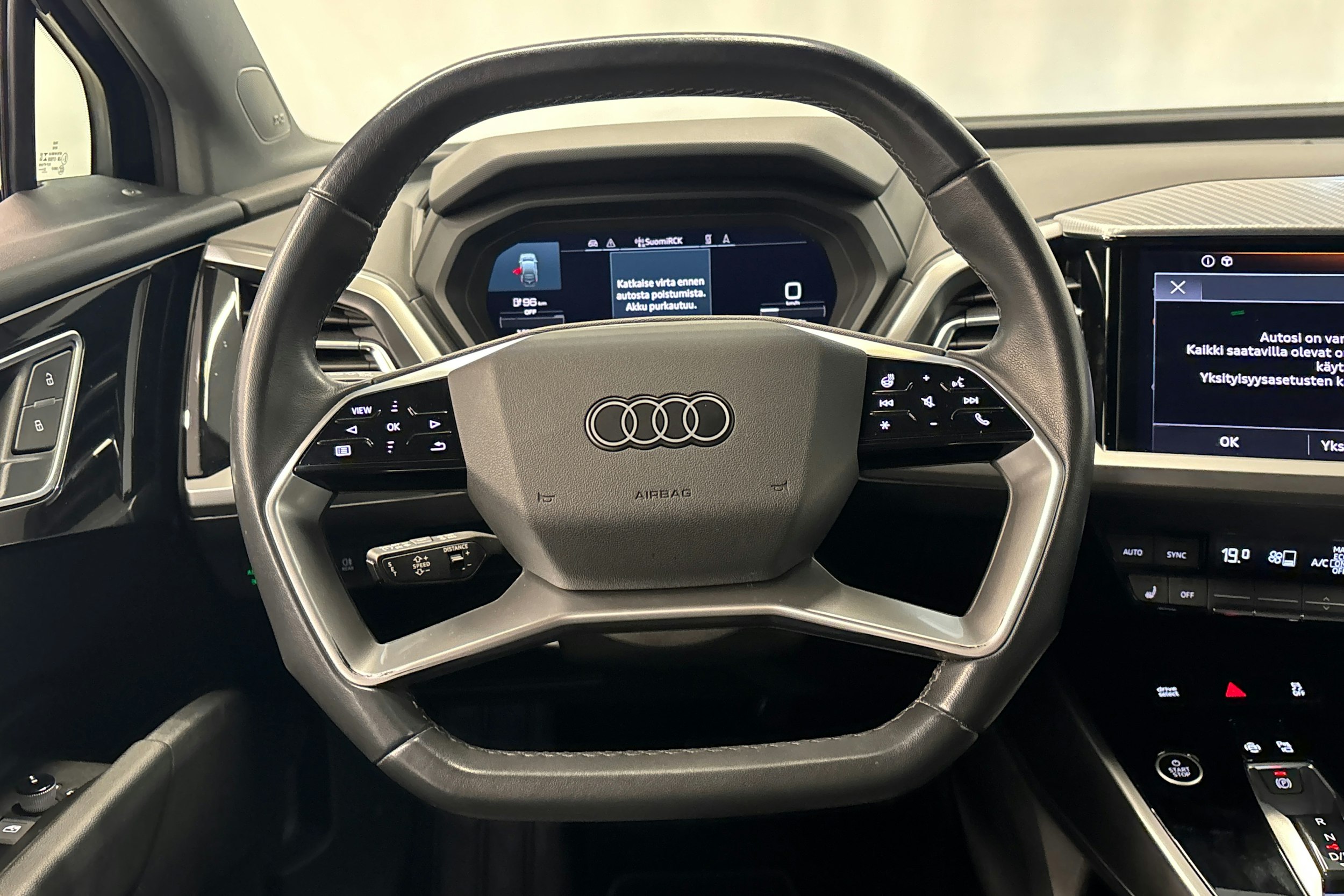 musta Audi Q4 e-tron 2022 kuva 13.