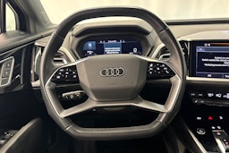 musta Audi Q4 e-tron 2022 kuva 13.