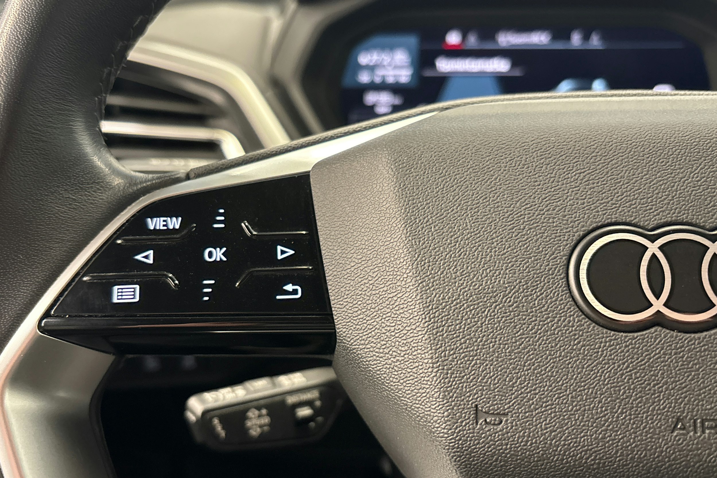 musta Audi Q4 e-tron 2022 kuva 14.