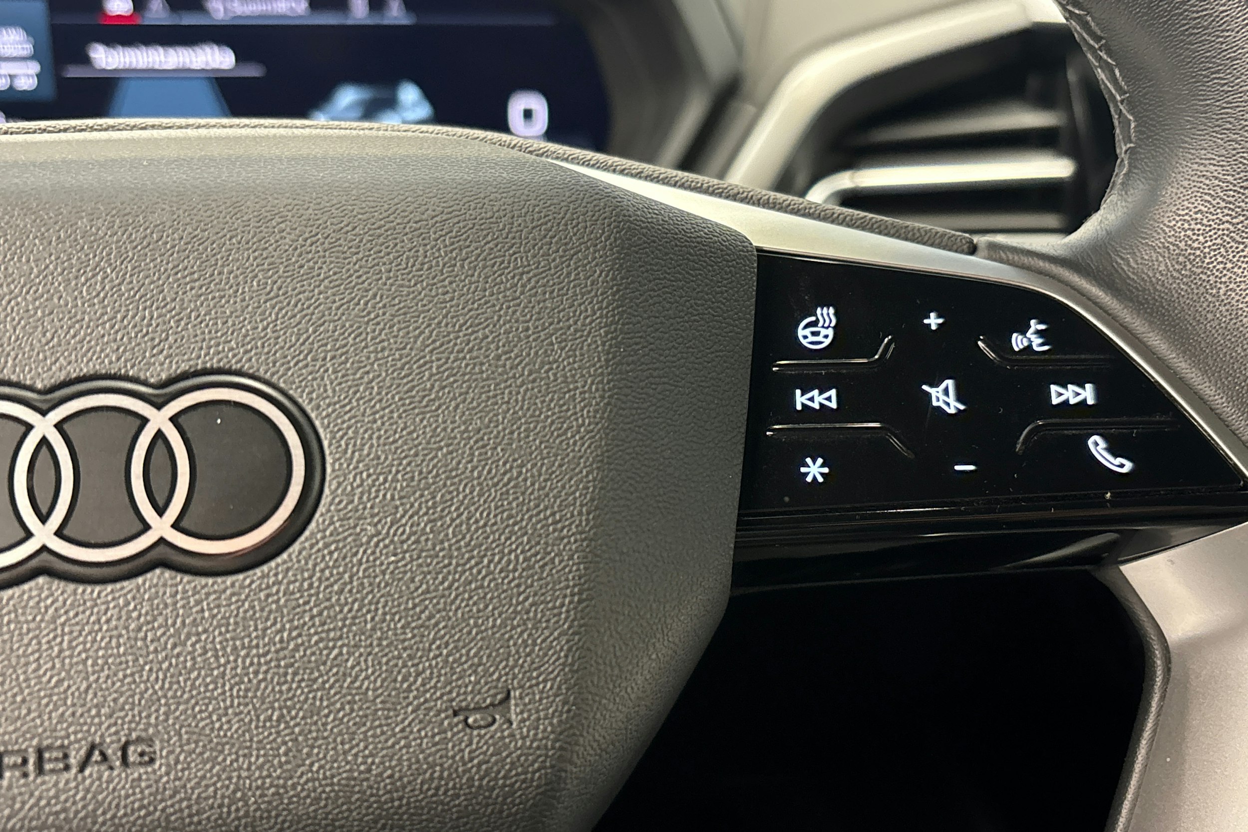 musta Audi Q4 e-tron 2022 kuva 15.