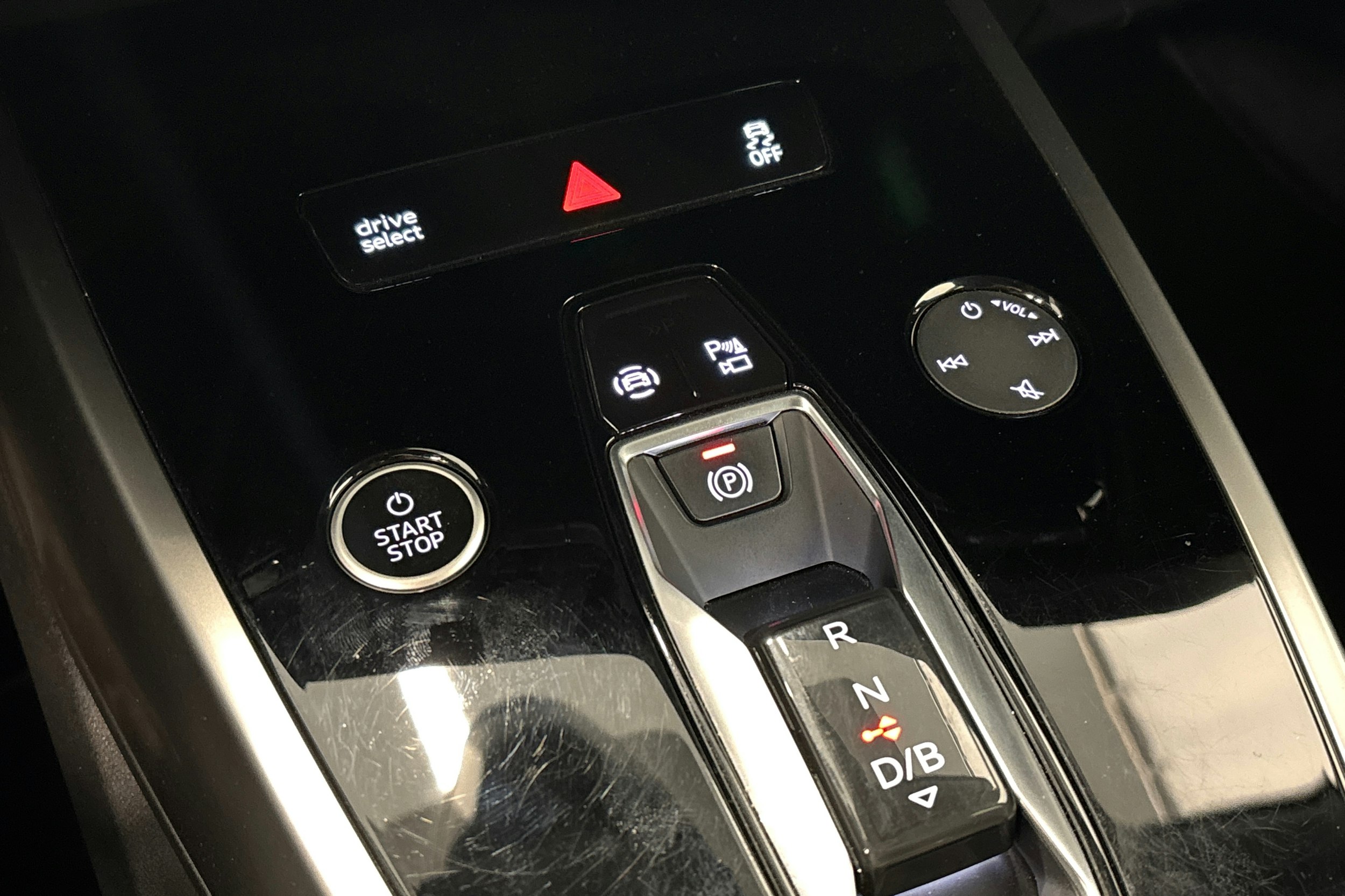 musta Audi Q4 e-tron 2022 kuva 23.