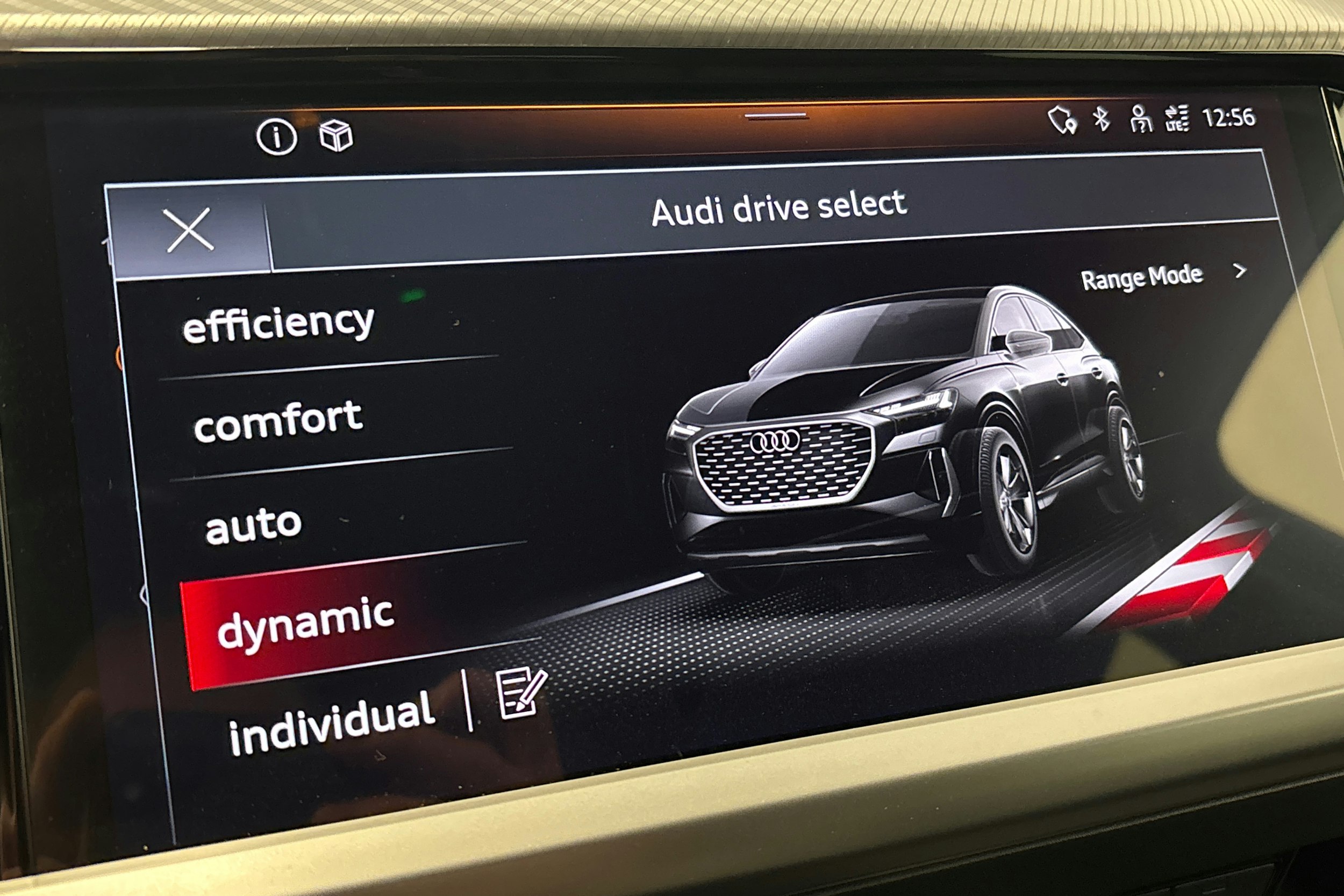 musta Audi Q4 e-tron 2022 kuva 24.