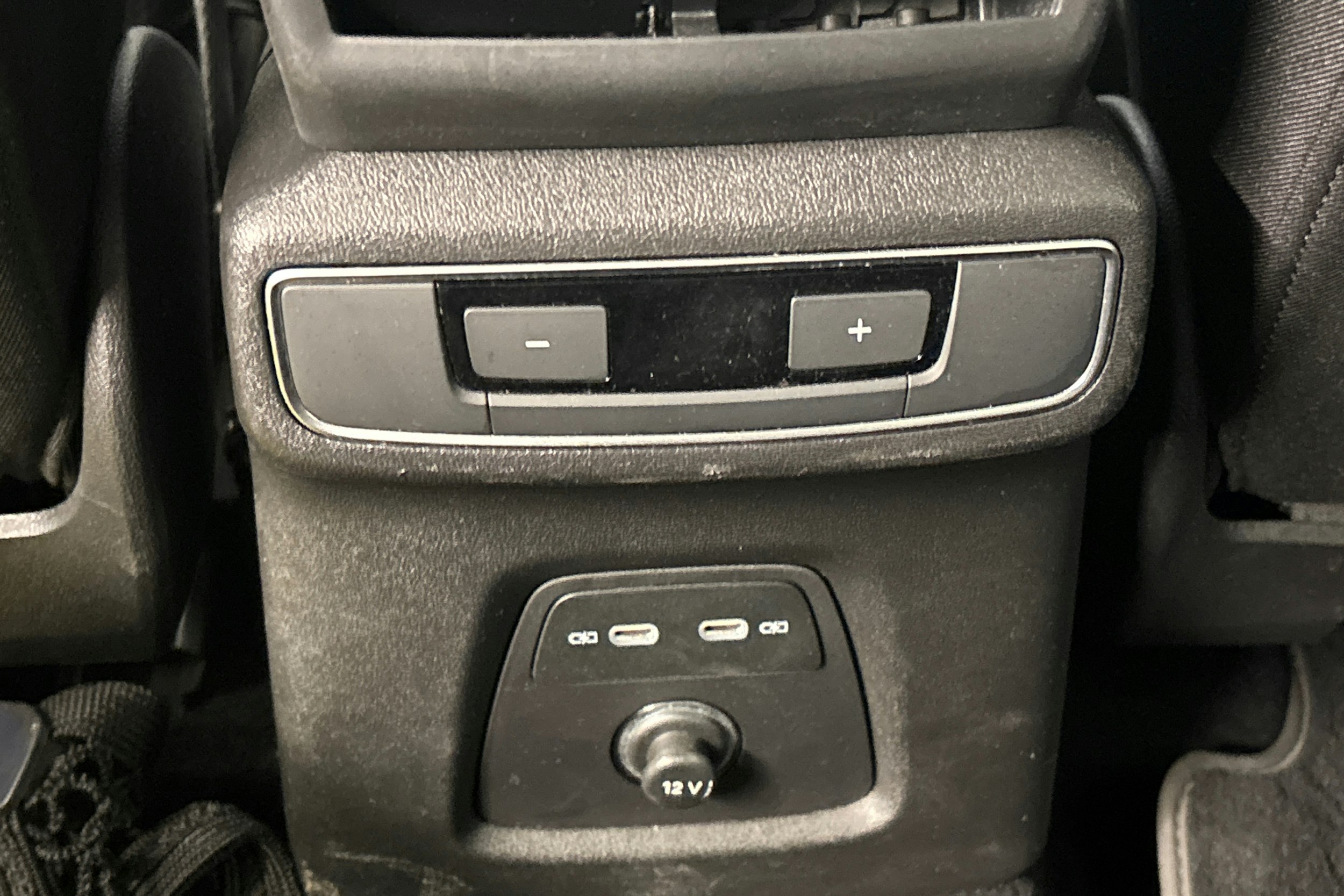 musta Audi Q4 e-tron 2022 kuva 33.