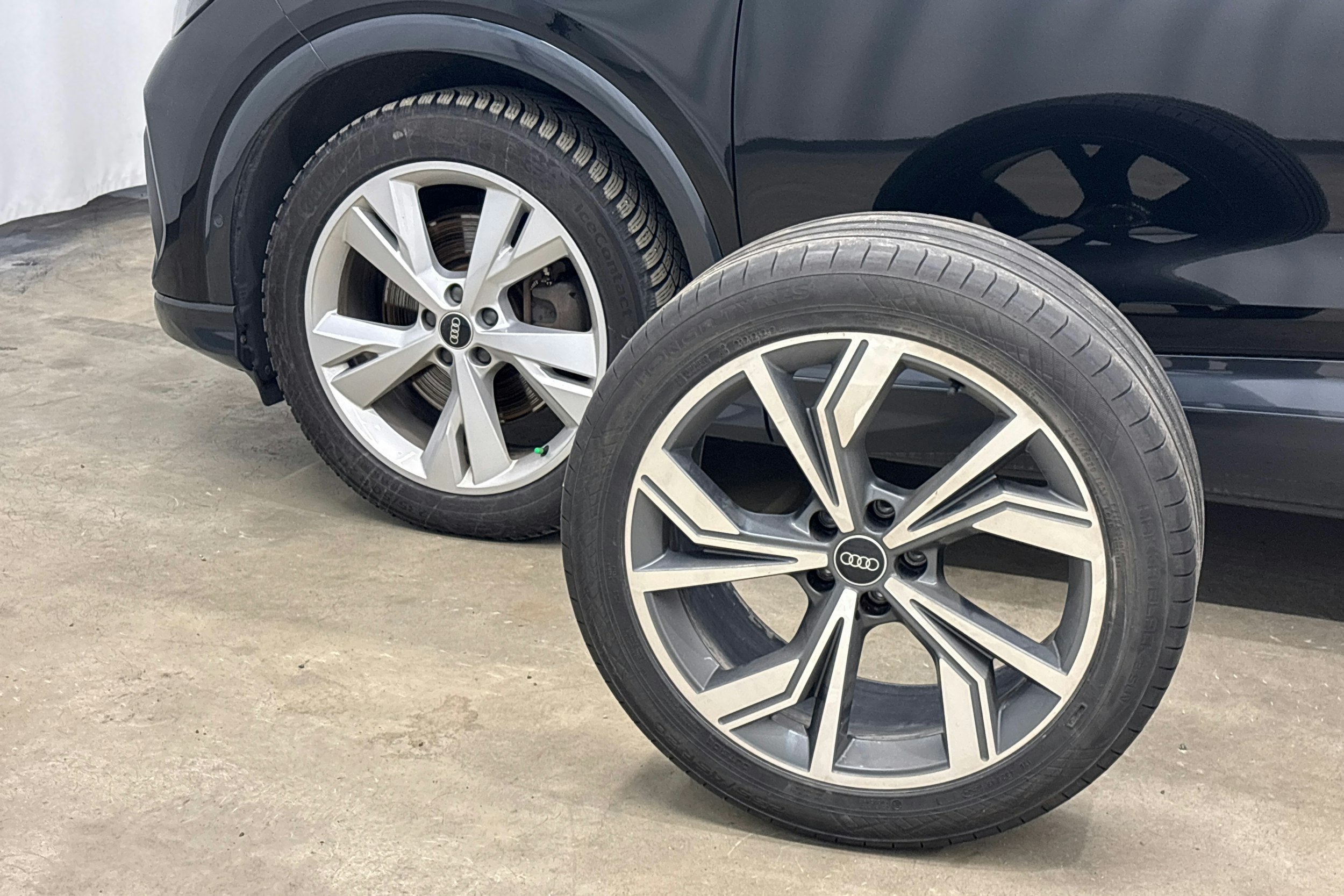 musta Audi Q4 e-tron 2022 kuva 35.