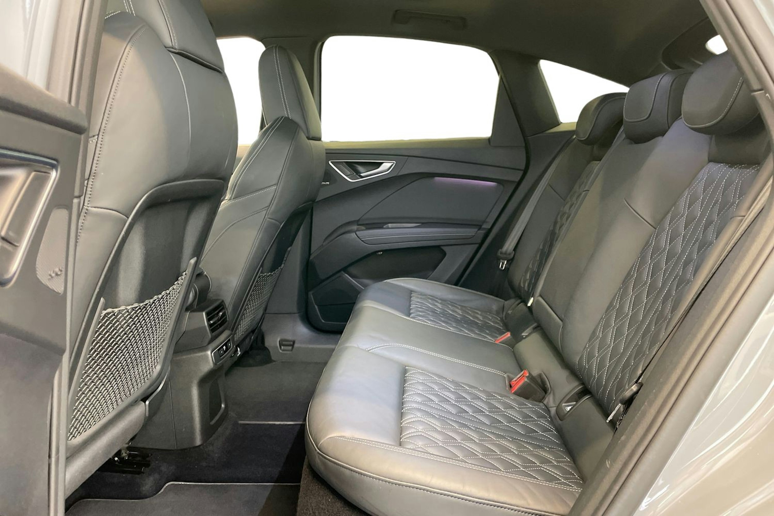 harmaa Audi Q4 e-tron 2022 kuva 8.