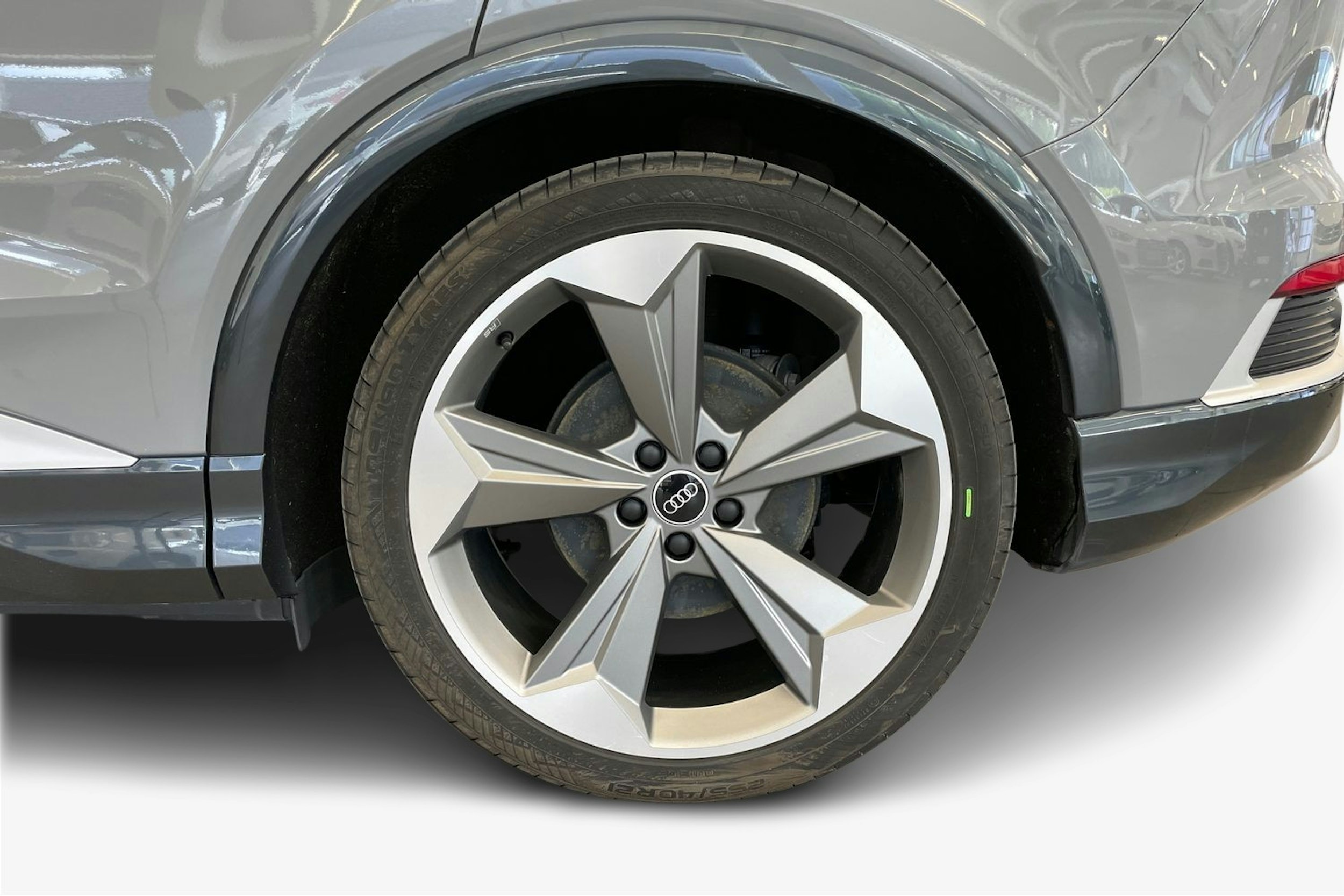 harmaa Audi Q4 e-tron 2022 kuva 9.